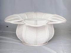 Mesa de centro con tapa de cristal y flor de campana de mediados de siglo