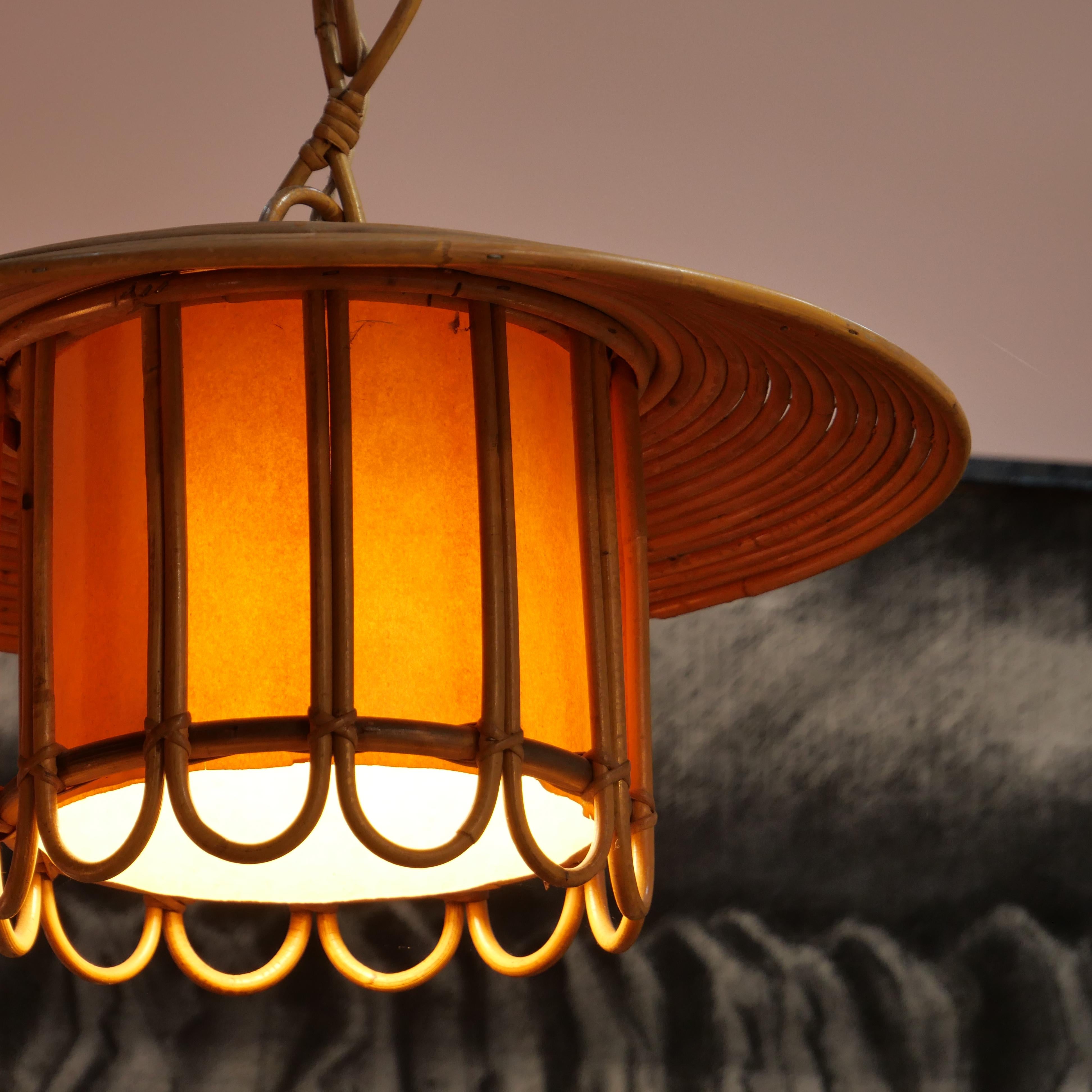 1970's Pencil Reed Rattan Bamboo hanging pendant light. Italian. 
Very good condition.

Produces a soft warm light. 

Sourced in Lyon France