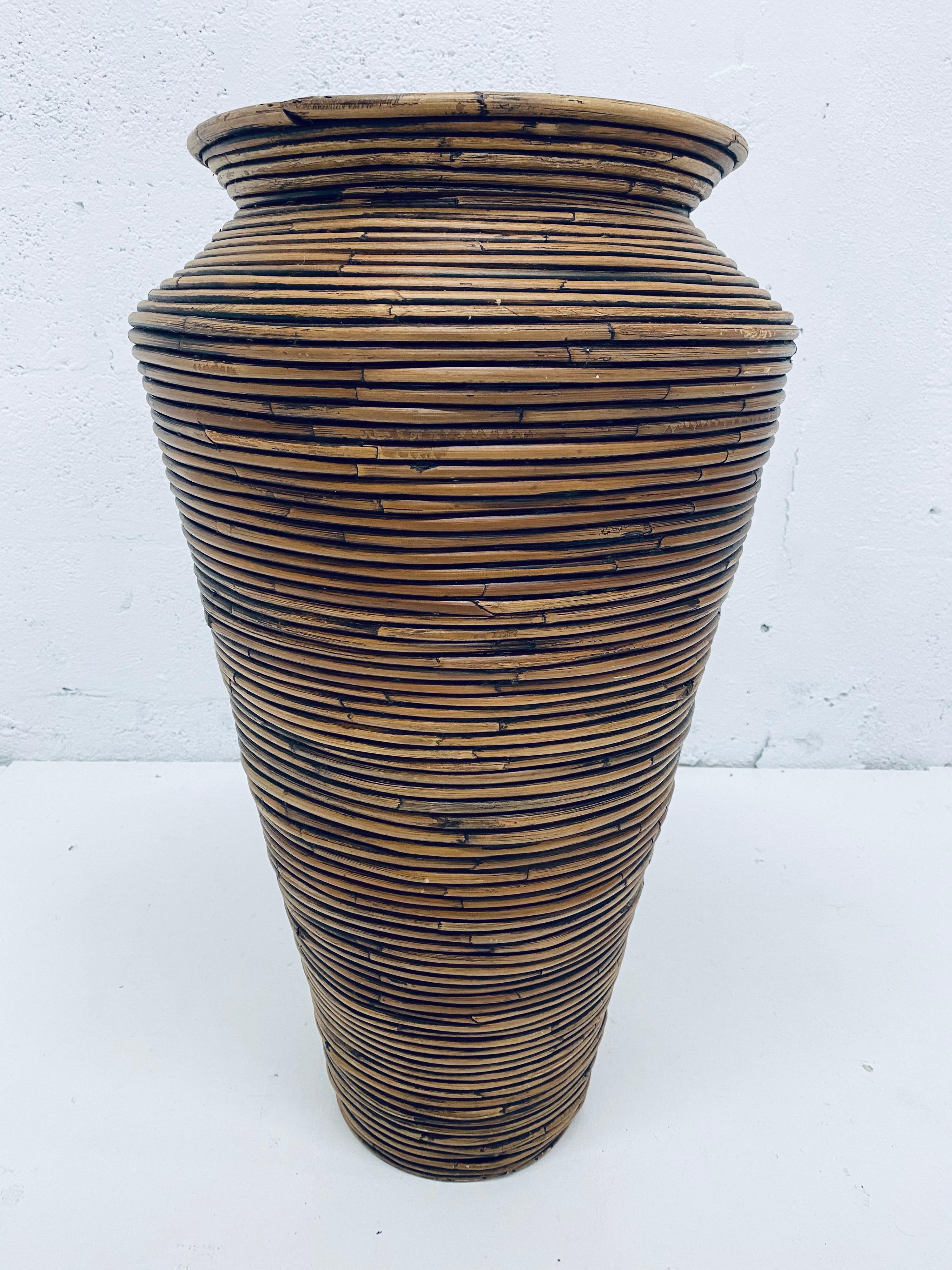 Vaso da terra in rattan con canne a matita del Medioevo In condizioni buone in vendita a Miami, FL