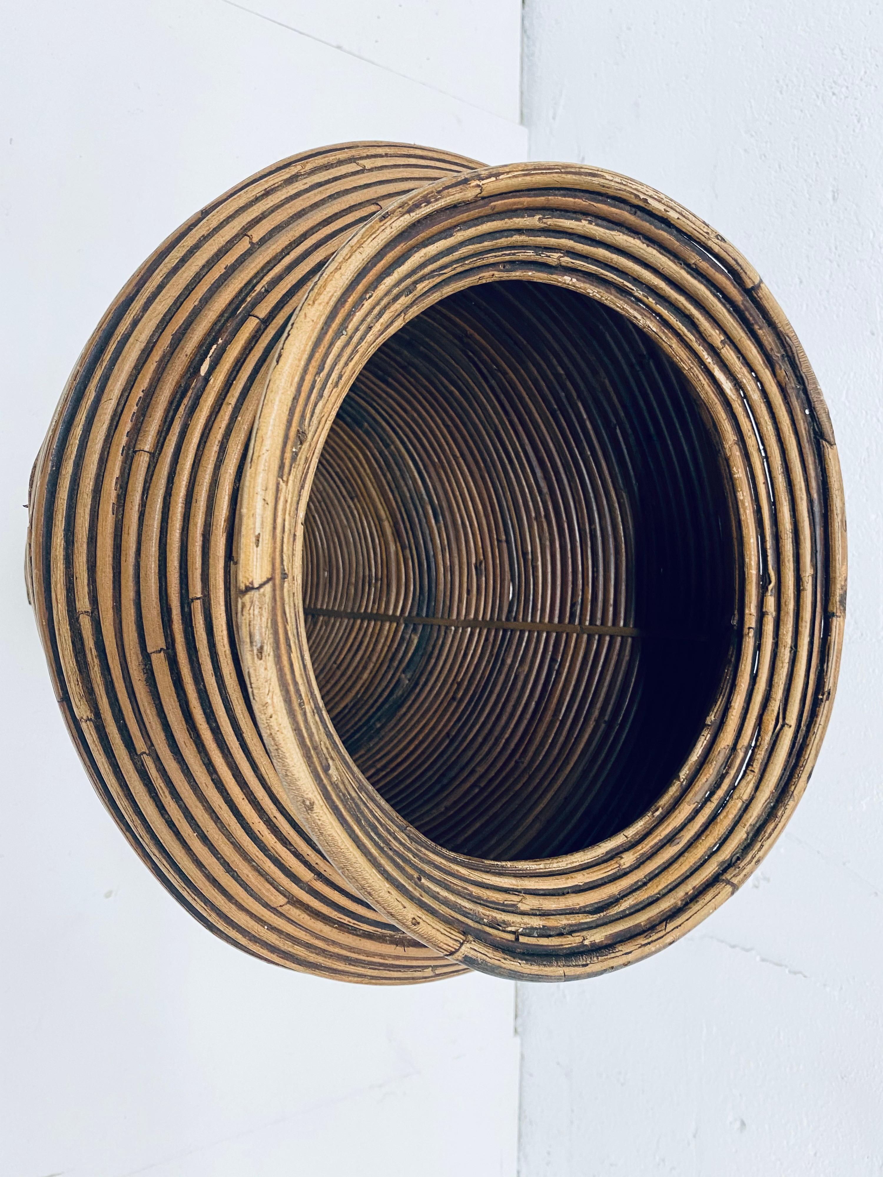 Rattan Vaso da terra in rattan con canne a matita del Medioevo in vendita