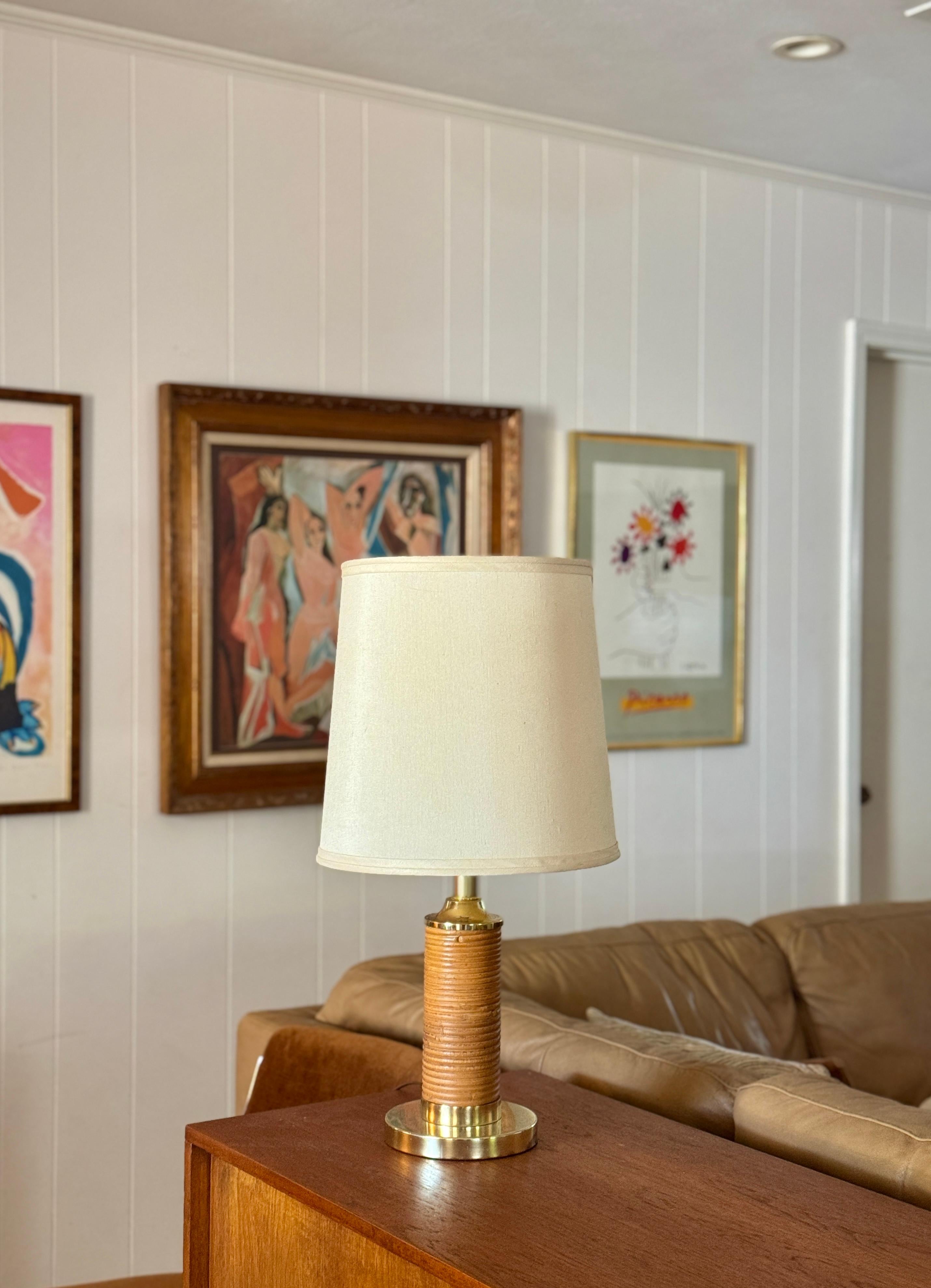 Lampe de table en roseau du milieu du siècle dans le style de Gabriella Crespi, vers les années 1970. Fabriqué en roseau fendu, également connu sous le nom de roseau à crayon ou de rotin de bambou, et en laiton, il présente un corps cylindrique avec