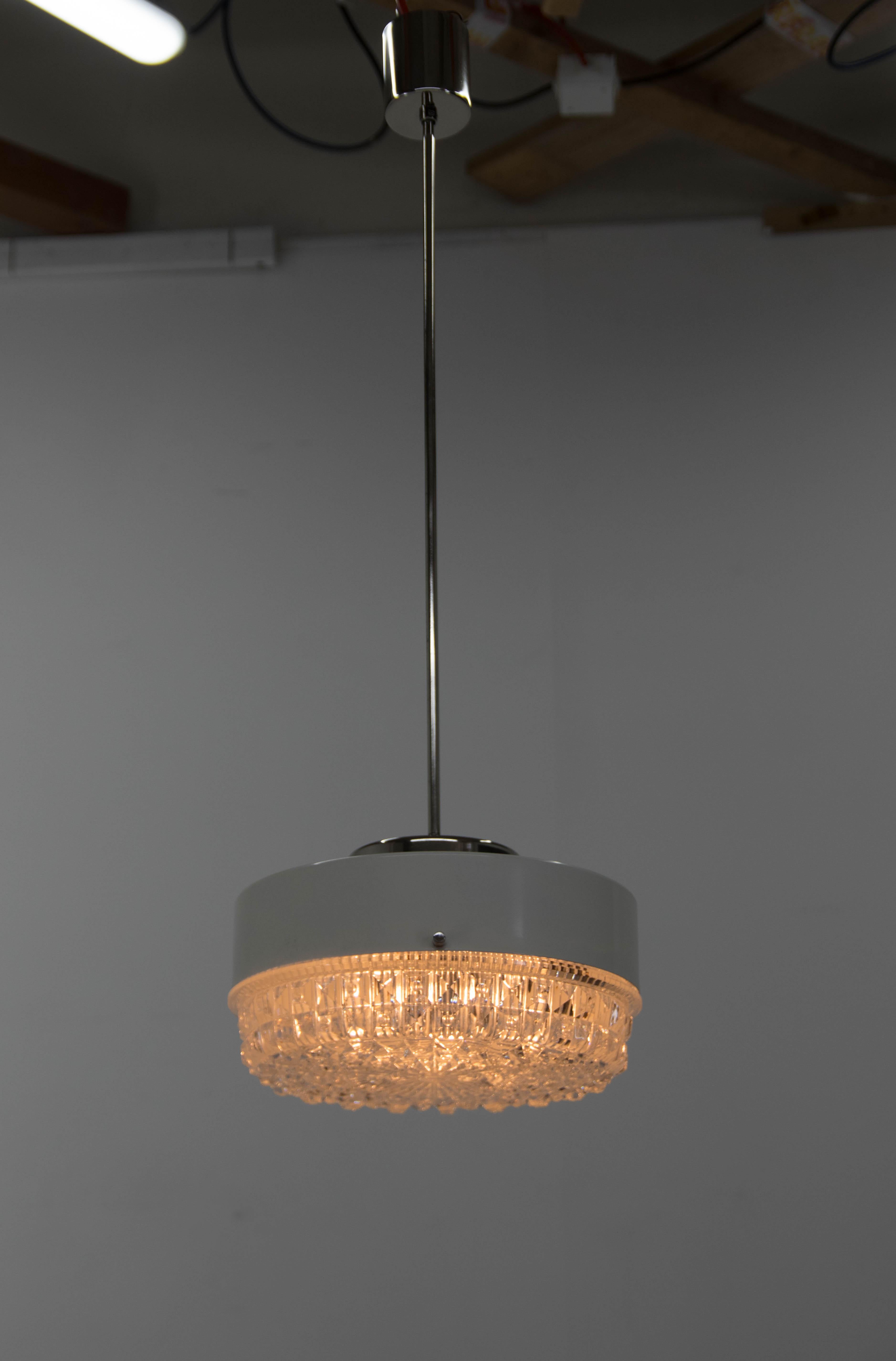 midcentury glass and white metal pendant.
Made in Czechoslovakia in 1960s.
Restored: new white paint.
Rewired: 1x60W, E25-E27 bulb
US wiring compatible.