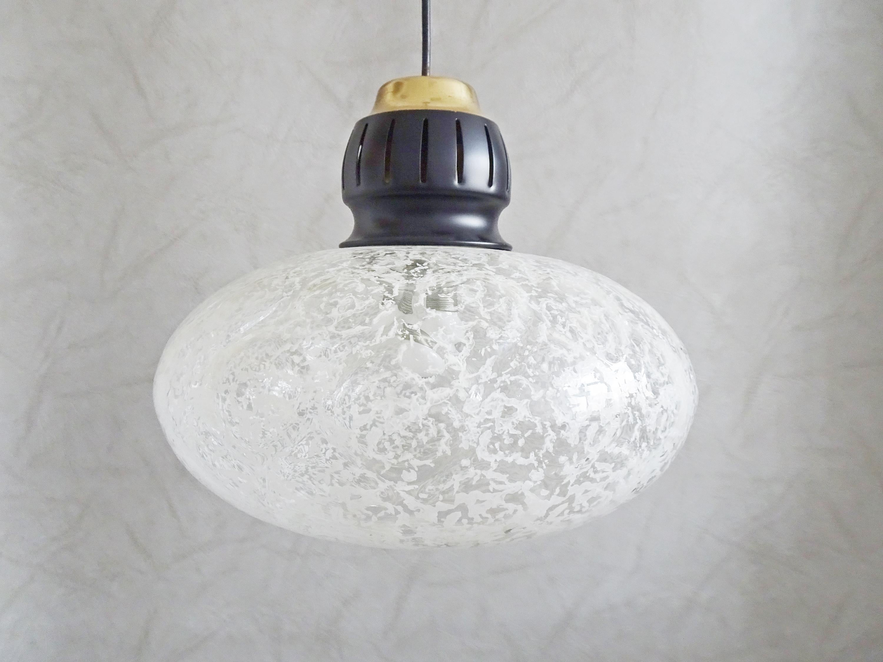 Midcentury pendant by Doria, Germany, 1960s. Thick, blown glass shade.
Perfect vintage condition.





Art.-Nr. 0447.