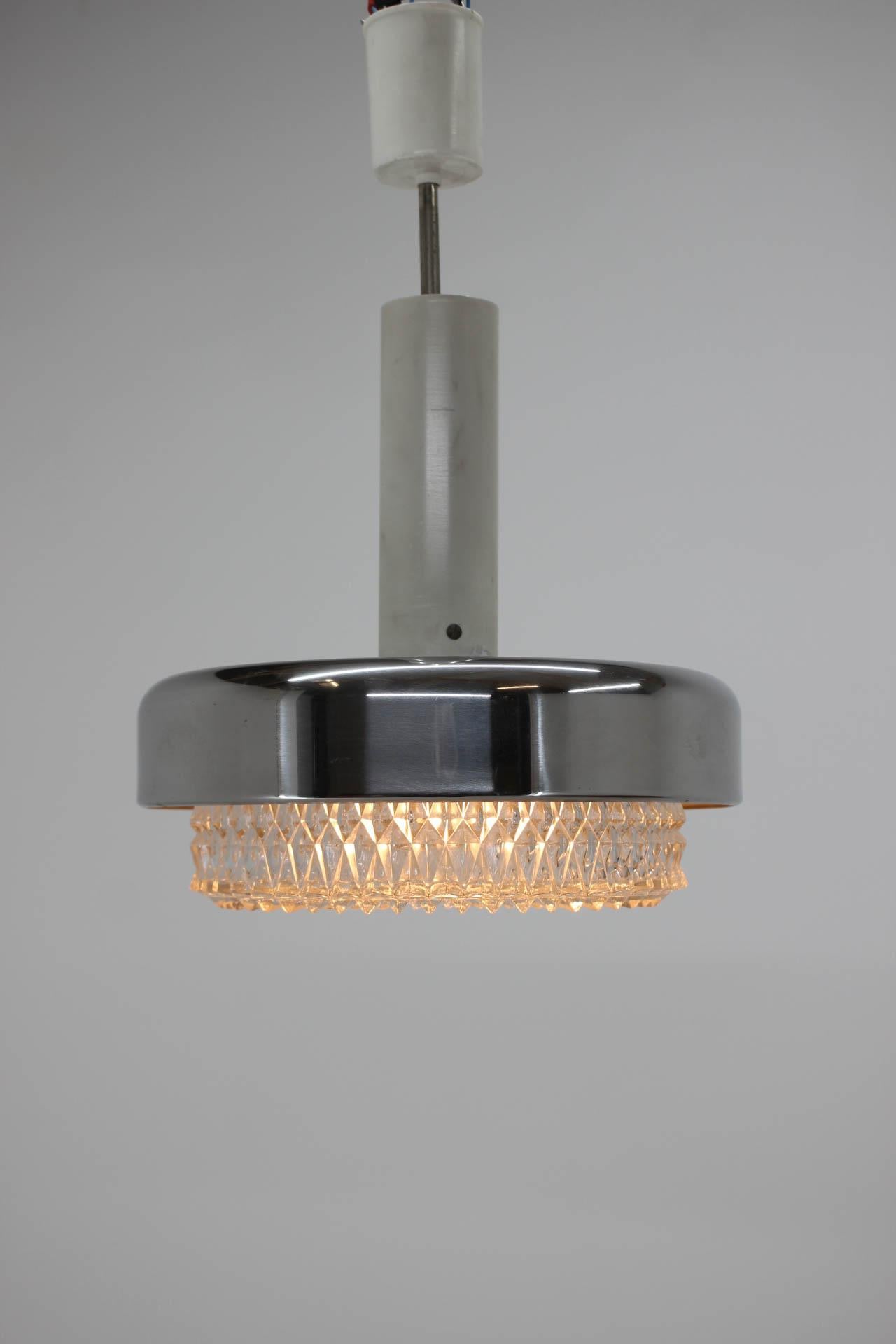 Ciondolo cromato di Kamenicky Senov, buone condizioni originali
1x60W, lampadina E26 o E27.