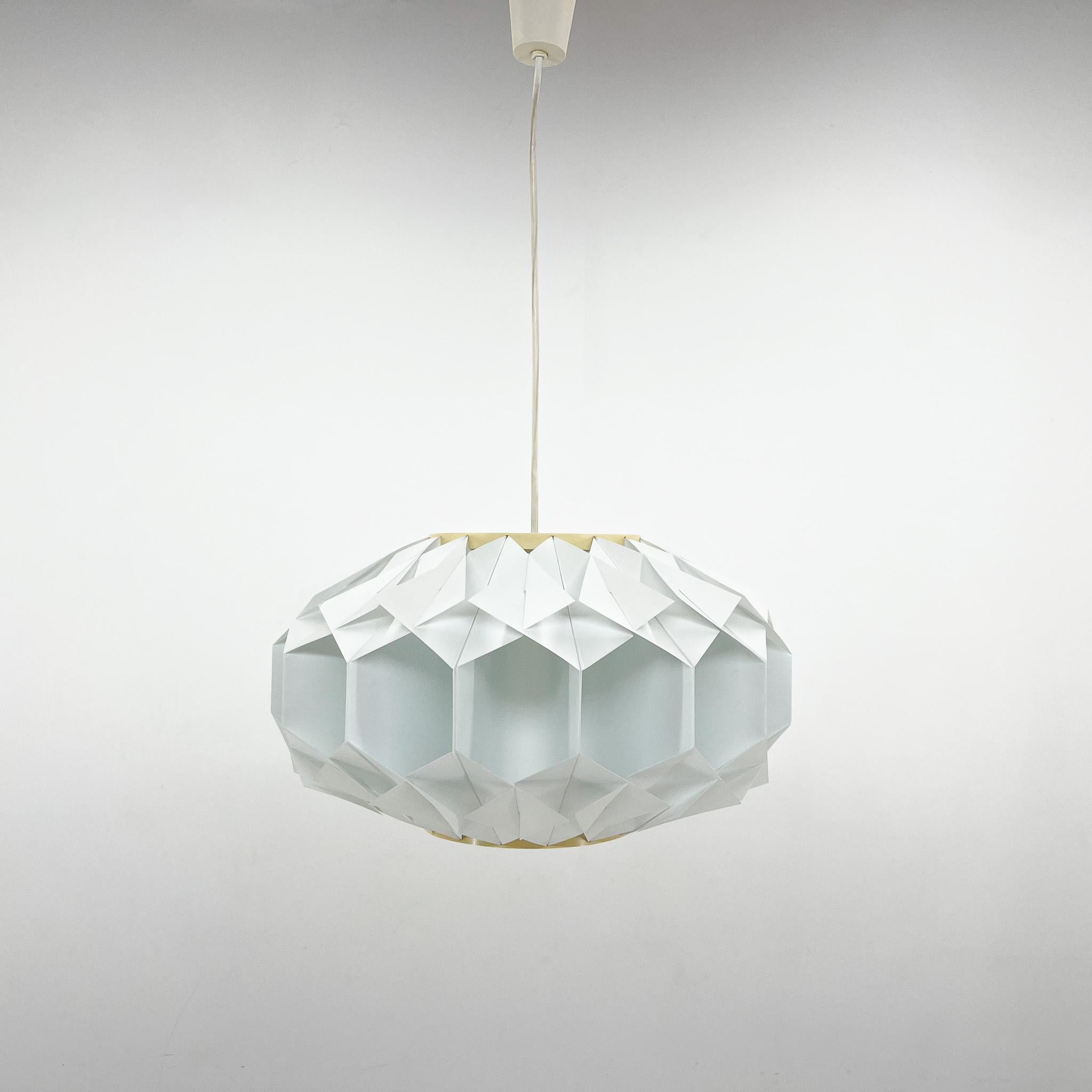 Vintage pendant light made of acrylic flat panels fitted over each other. Casts very beautiful light. Made in Denmark in the 1970s. 
Bulbs: 1x E25-27.