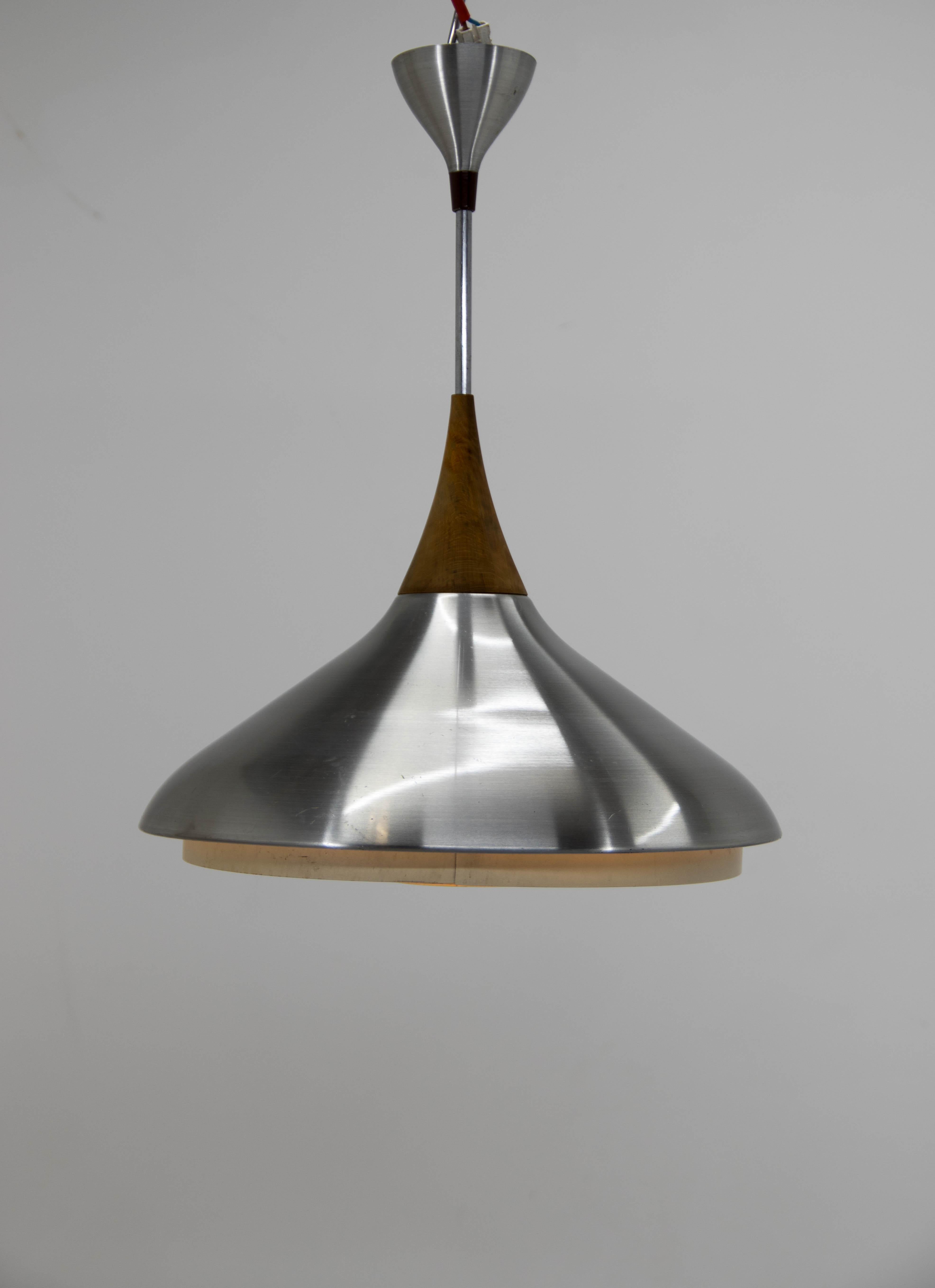 Aluminum and wood pendant.
1x60W E25 bulb
US wiring compatible
Minor scratches on a shade.
