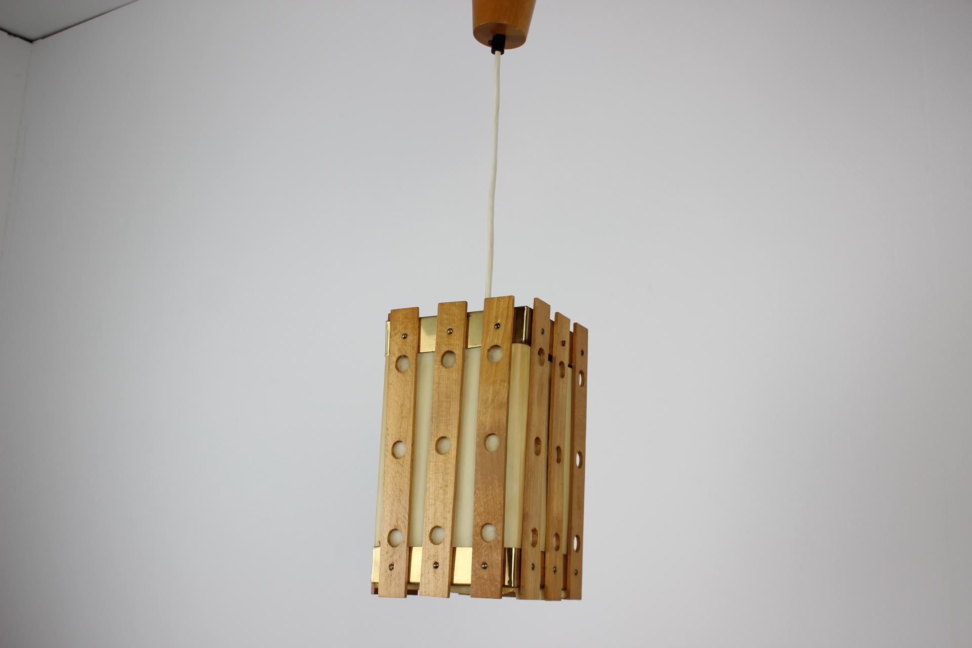 Prodotto in Cecoslovacchia
Realizzato in ottone, plastica e legno
1x40W, presa E27 o E26
Rilucidato
Con patina invecchiata
Completamente funzionante
Condizioni originali.