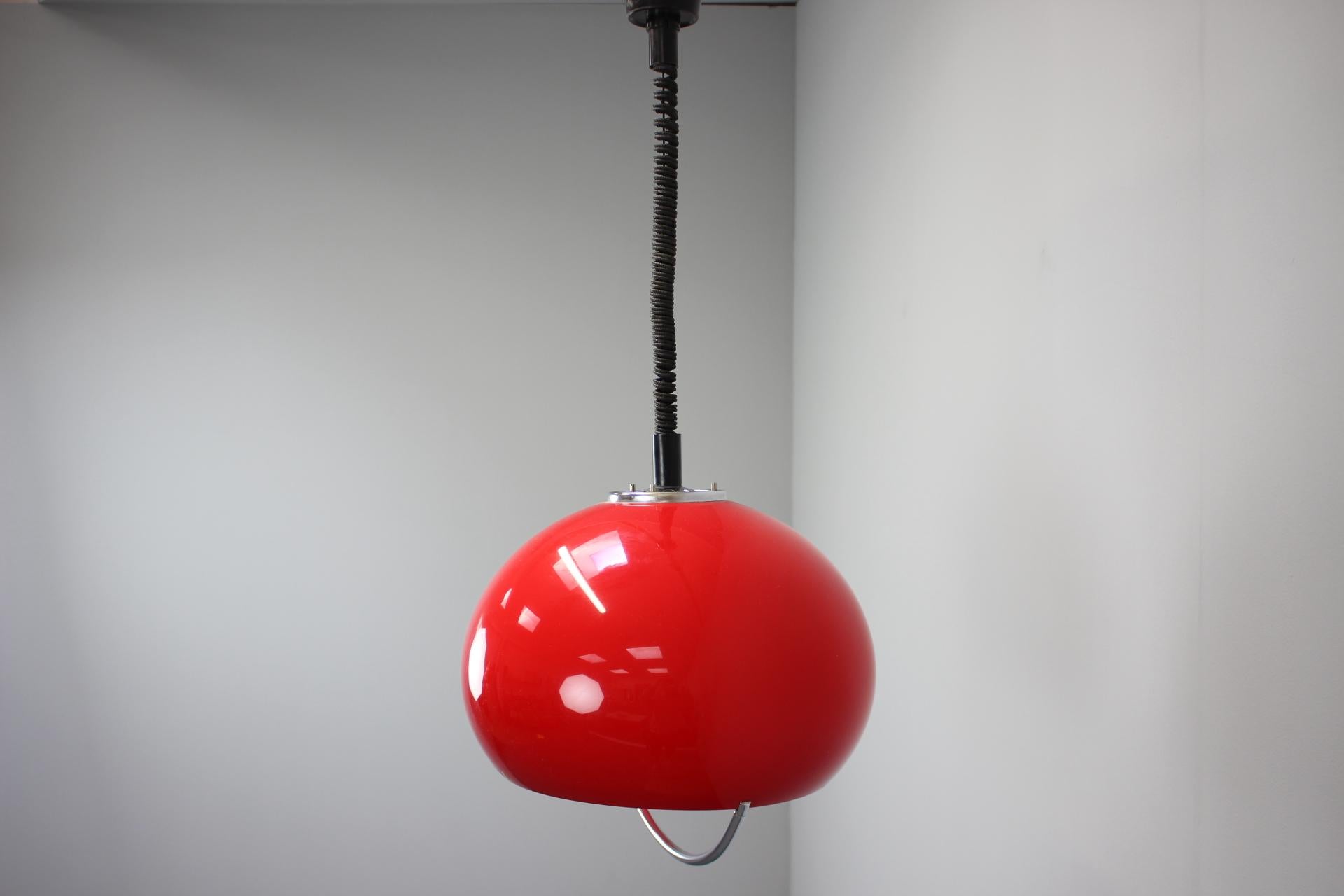 - Ciondolo di Meblo, Harvey Guzzini, anni '70, Italia,
- in plastica, tessuto e metallo,
- presenta segni di usura e di età (graffi, etc.),
- in buone condizioni originali.