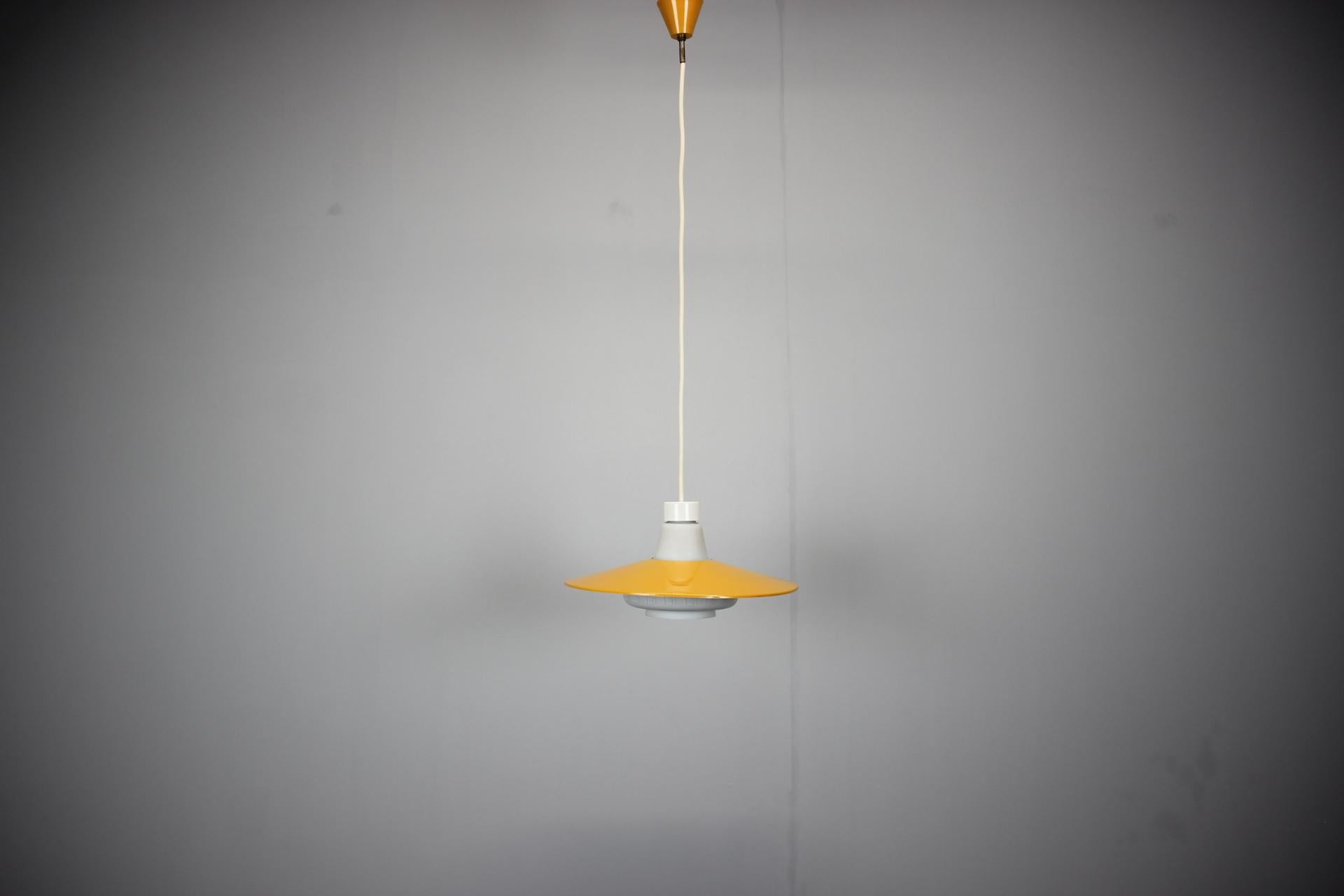 - Ciondolo di metà secolo di Napako, anni '60, Cecoslovacchia,
- in metallo e vetro al latte,
- presenta segni di usura e di età (graffi, etc.),
- in buone condizioni originali.