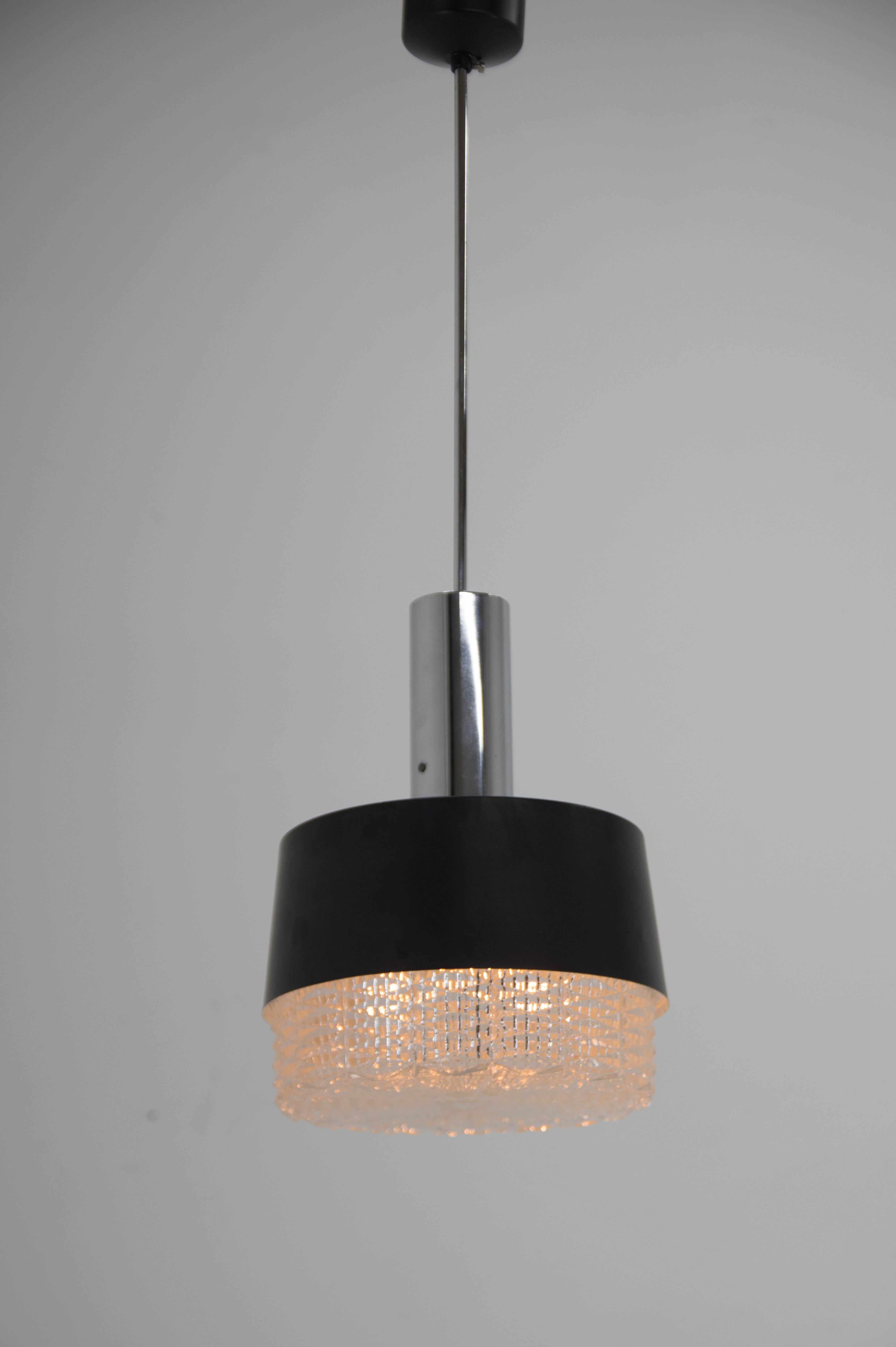 Vetro e metallo nero di metà secolo. Buone condizioni originali.
Segnato da Napako.
Ricablata:
1x60W, lampadina E25-E27
Compatibile con il cablaggio degli Stati Uniti.