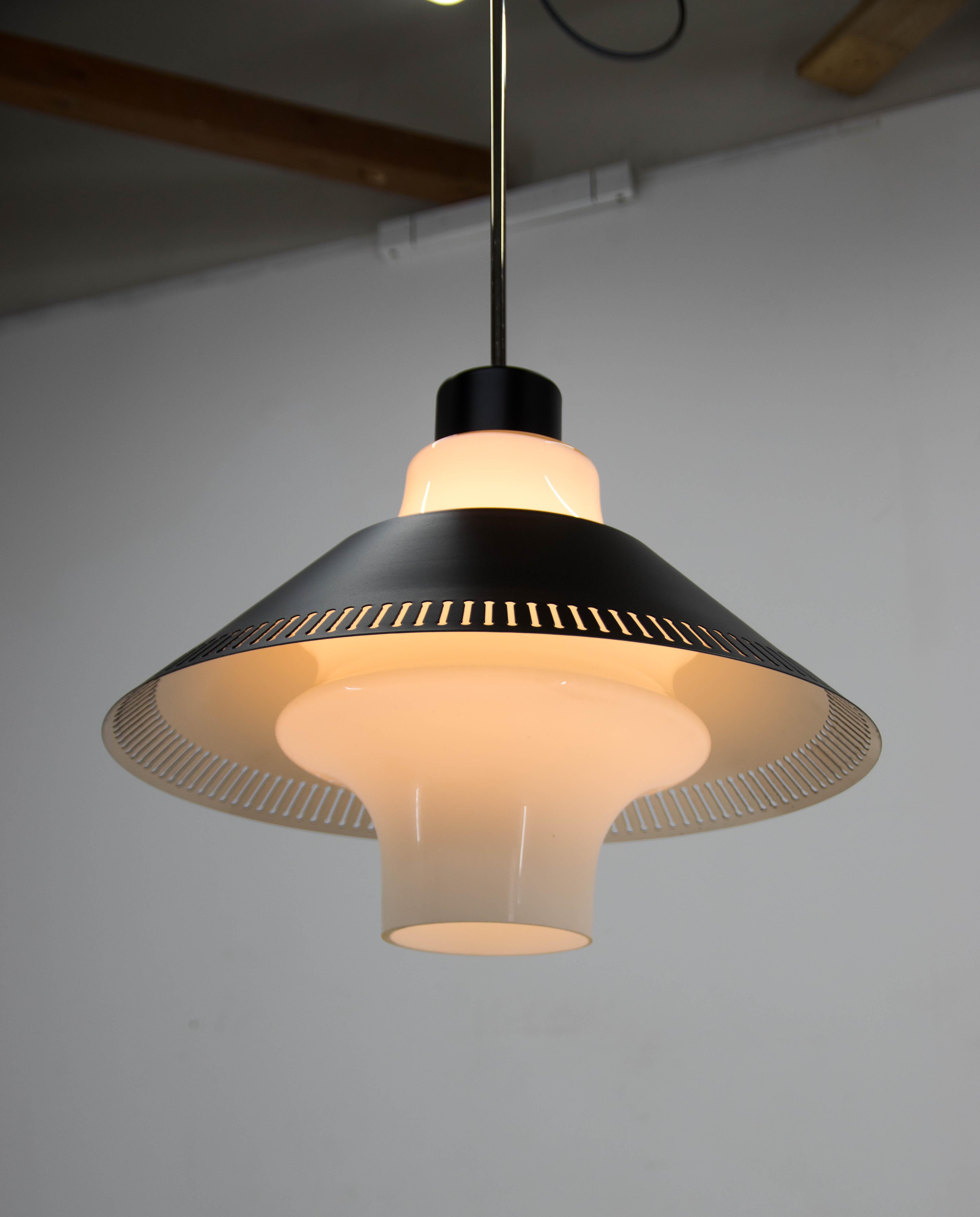 Mid-century glass and black painted metal pendant. Restored: new black paint on a metal shade.
Rewired:
1x60W, E25-E27bulb.
US wiring compatible.