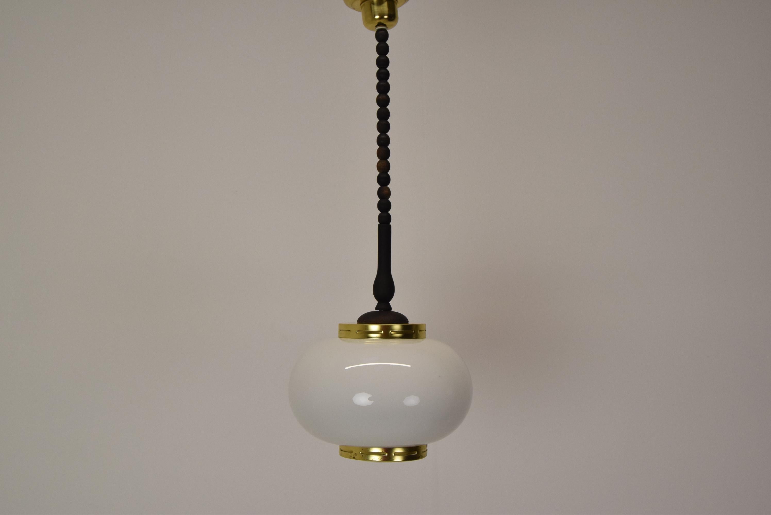 Made of glass, brass, wood
1x E27 or E26 bulb
With aged Patina
US wiring compatible
Re-polished
Fully functional
Good Original condition.