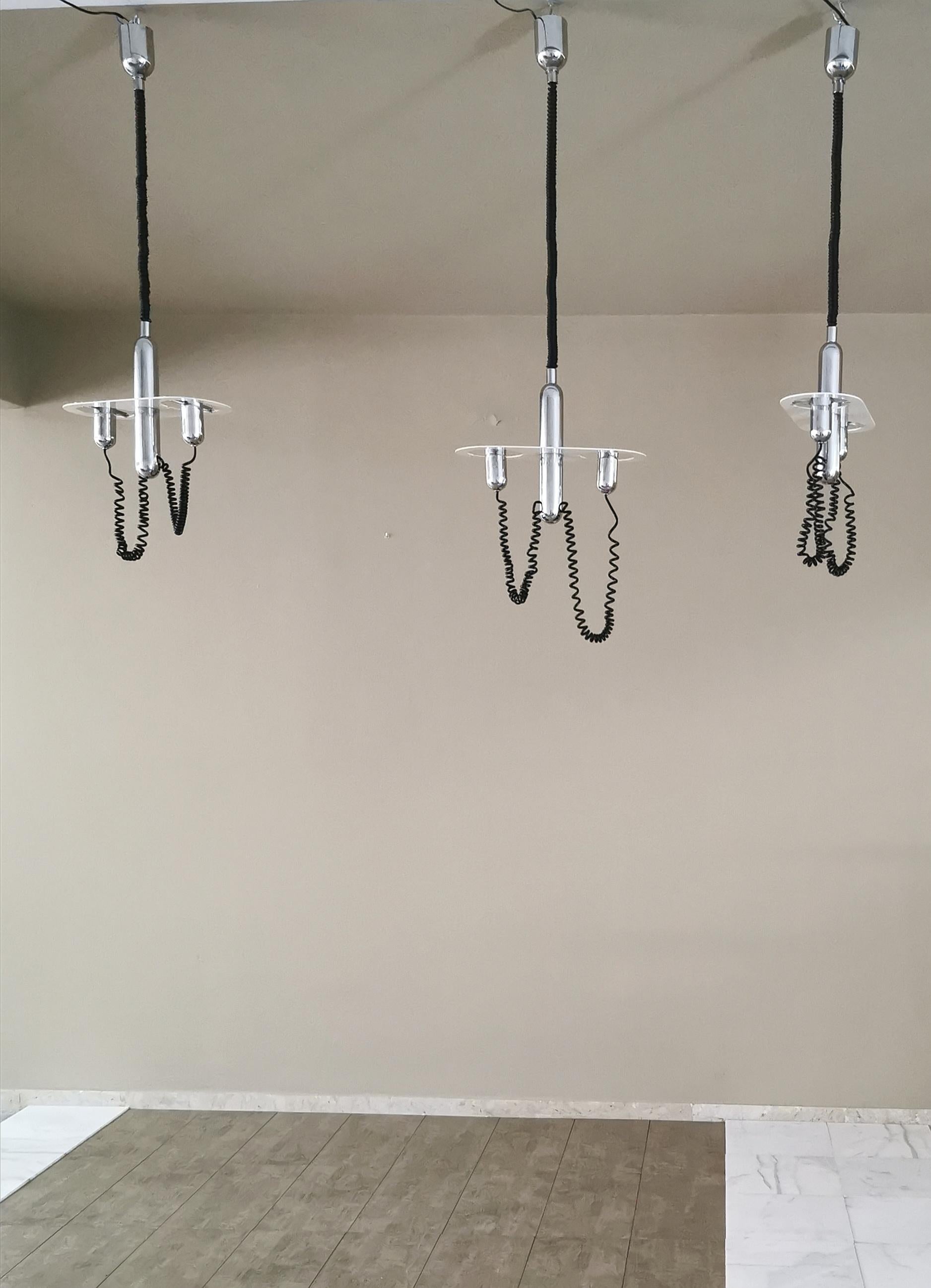 Set of 4 particular suspensions by designer E. Didone with 2 lights for each suspension, with adjustable cord, chromed metal structure, chromed aluminum lamp holder where they are positioned on a white enameled aluminum structure, the peculiarity of
