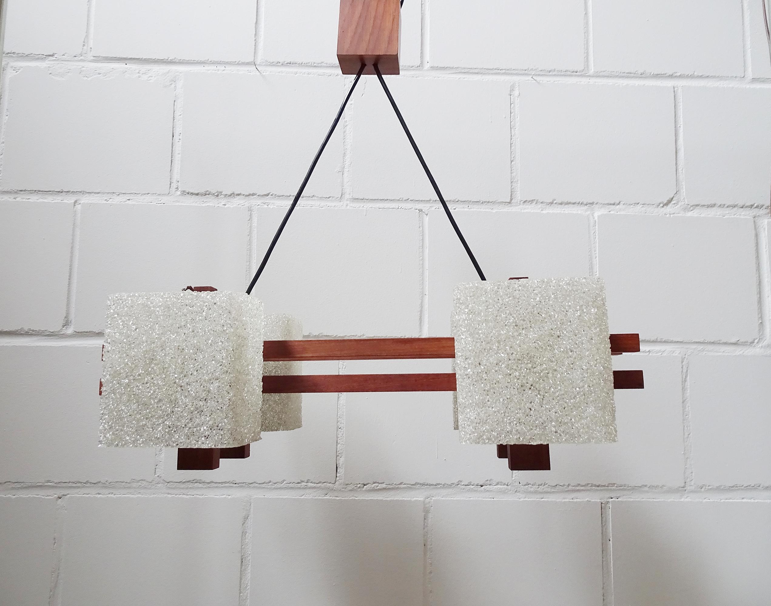 Lampadario a sospensione di metà secolo in teak e resina, Danimarca, 1960 In condizioni buone in vendita a Saarbruecken, DE
