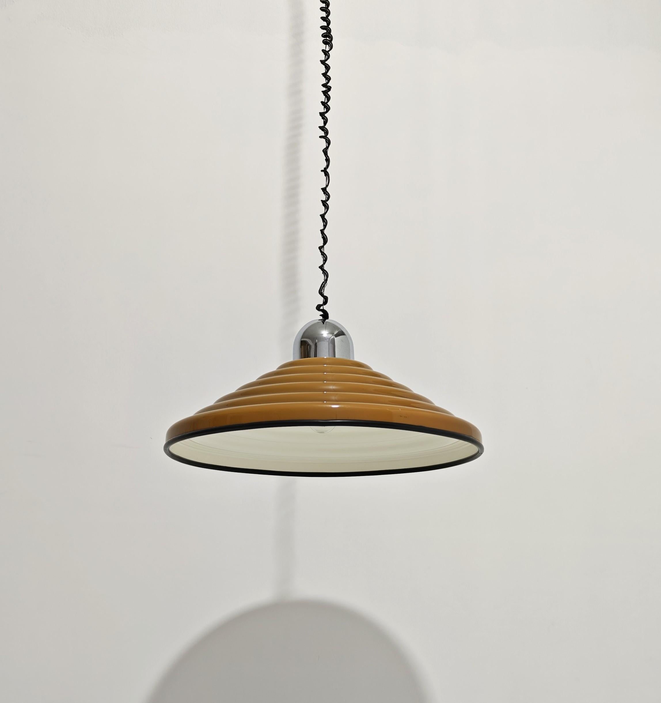 Mid-Century moderno Paralume a sospensione conico a coste in perspex marrone Guzzini Italia anni '70 in vendita