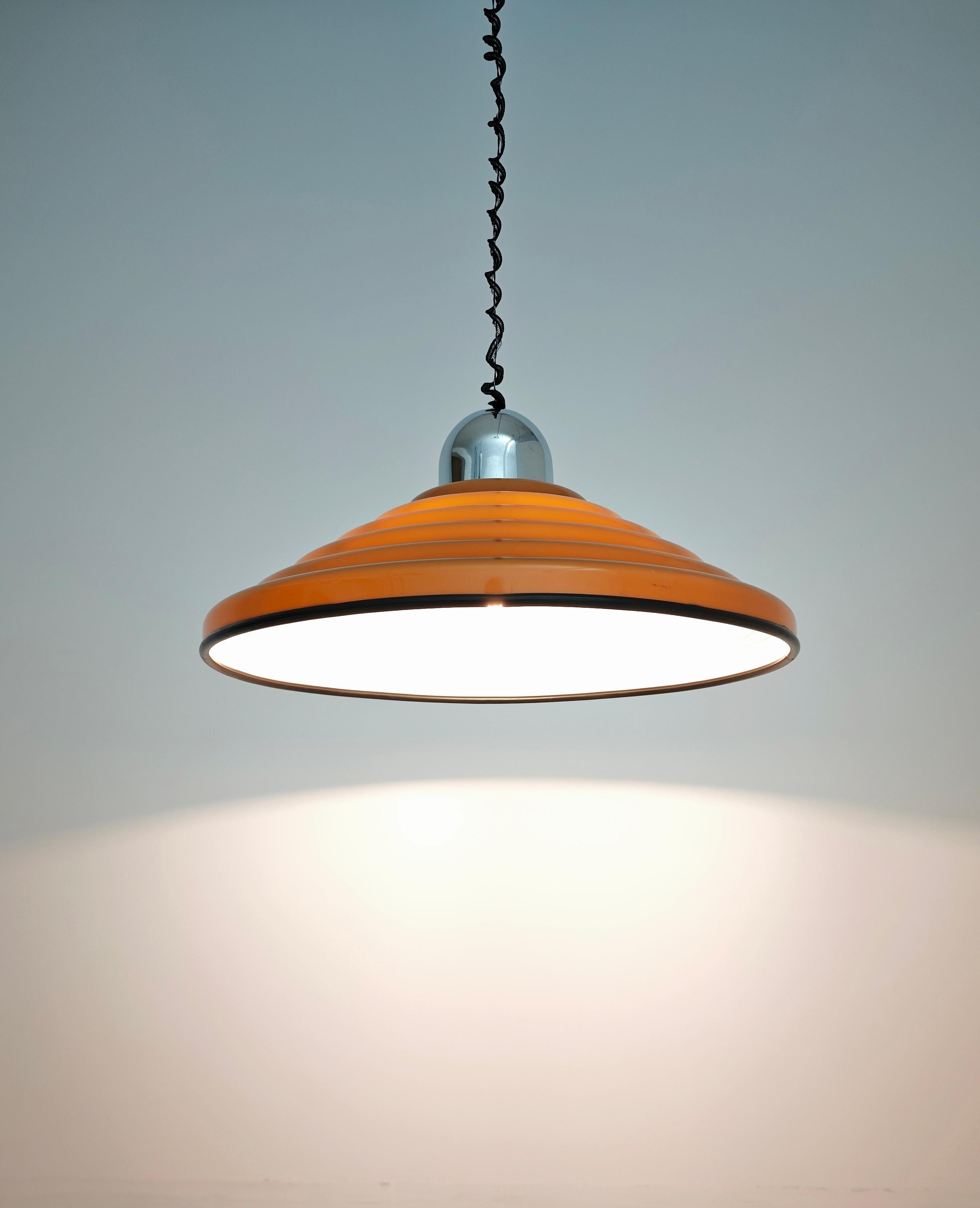 XX secolo Paralume a sospensione conico a coste in perspex marrone Guzzini Italia anni '70 in vendita