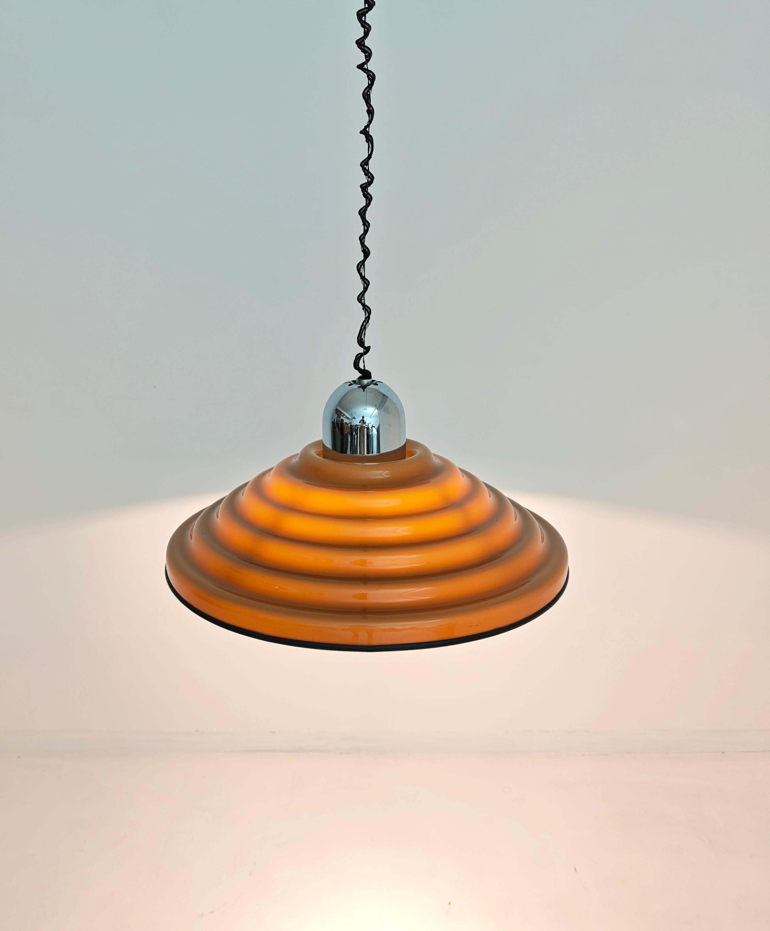Cromo Paralume a sospensione conico a coste in perspex marrone Guzzini Italia anni '70 in vendita