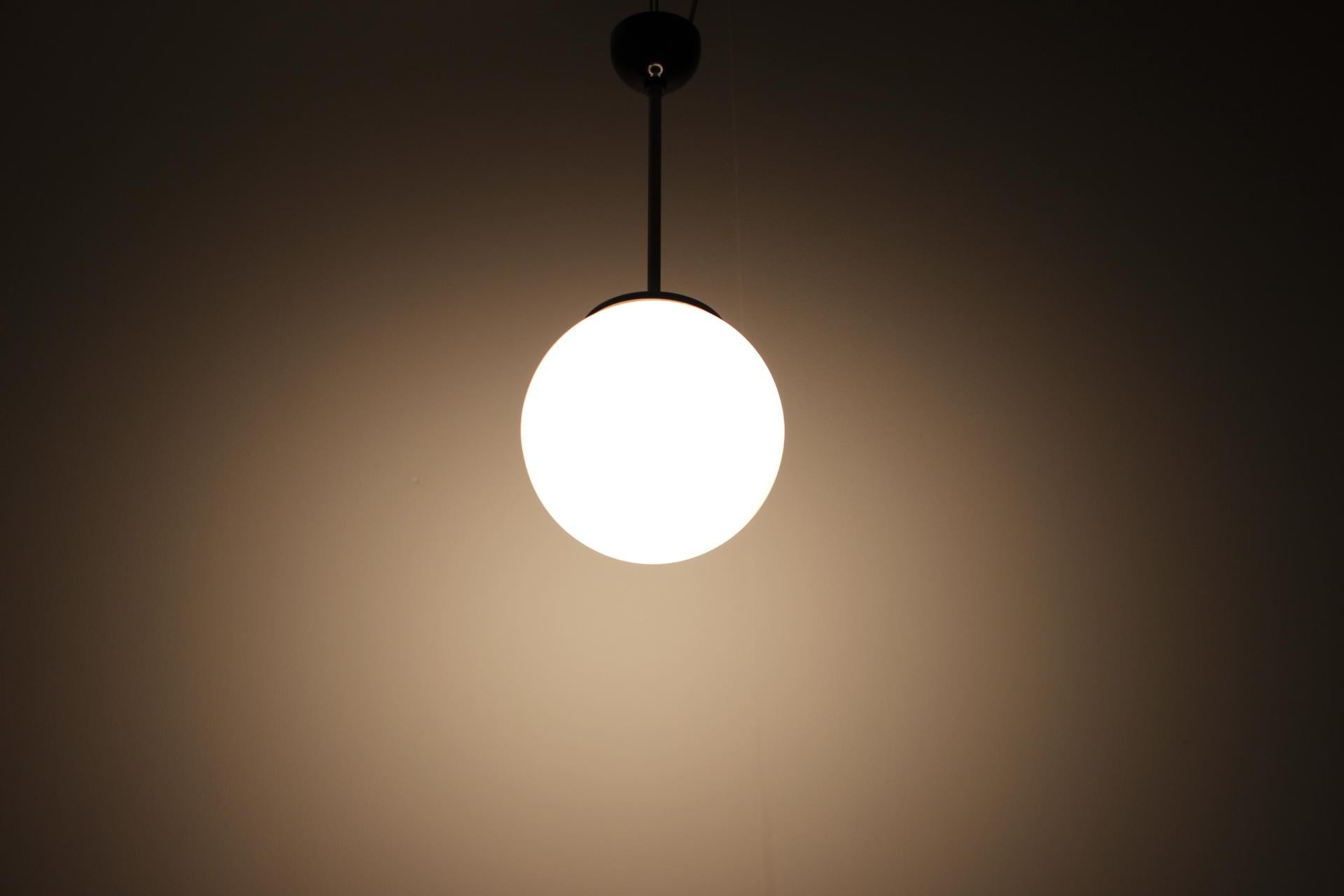 Elegante ciondolo della metà del secolo scorso, realizzato negli anni '60 in Cecoslovacchia.
Realizzato in vetro e metallo.
Ripulito, pulito.
Perfettamente funzionante, in condizioni originali, lievi segni d'uso.

