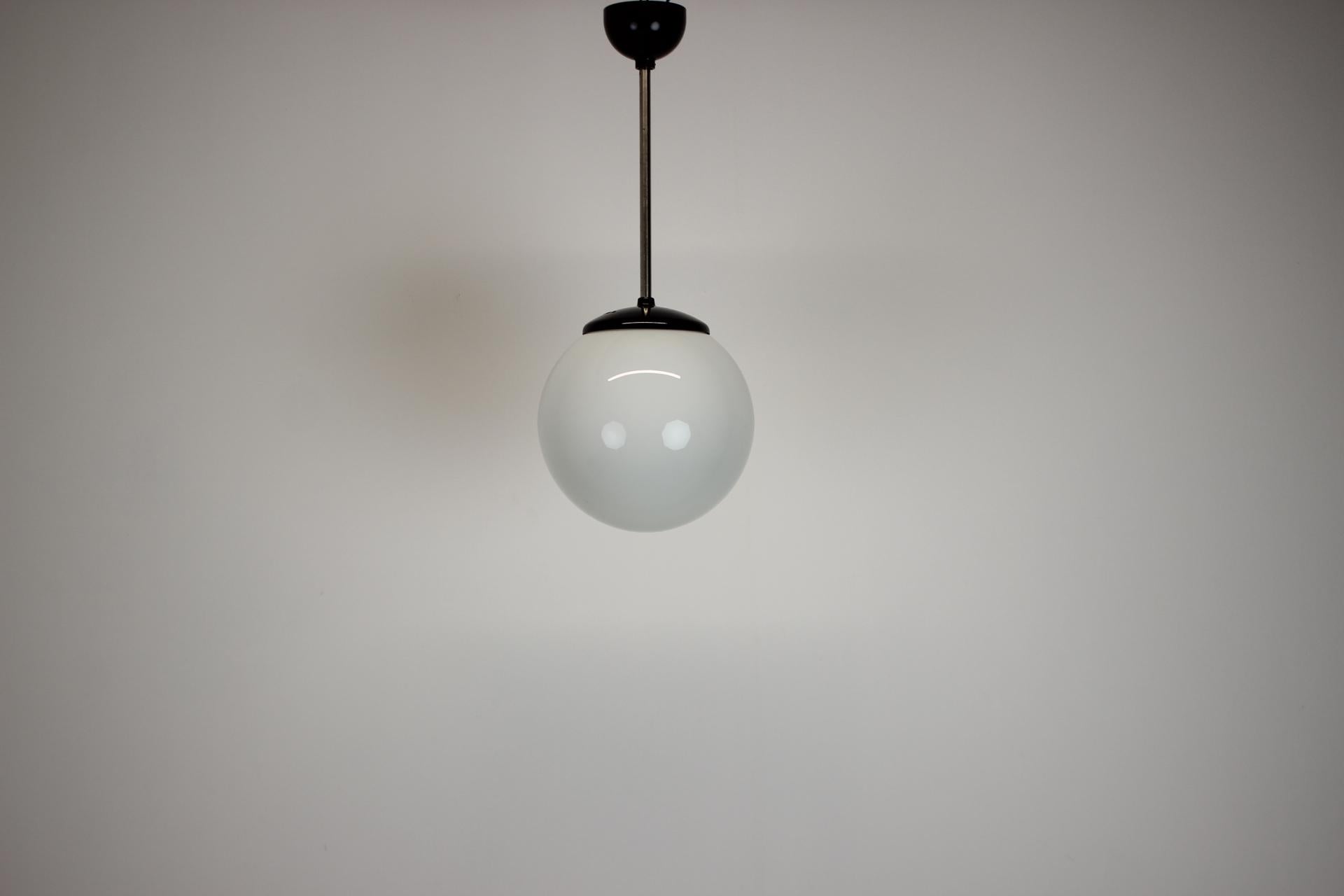 Mid-Century moderno Ciondolo di metà secolo, Cecoslovacchia, anni '50 in vendita