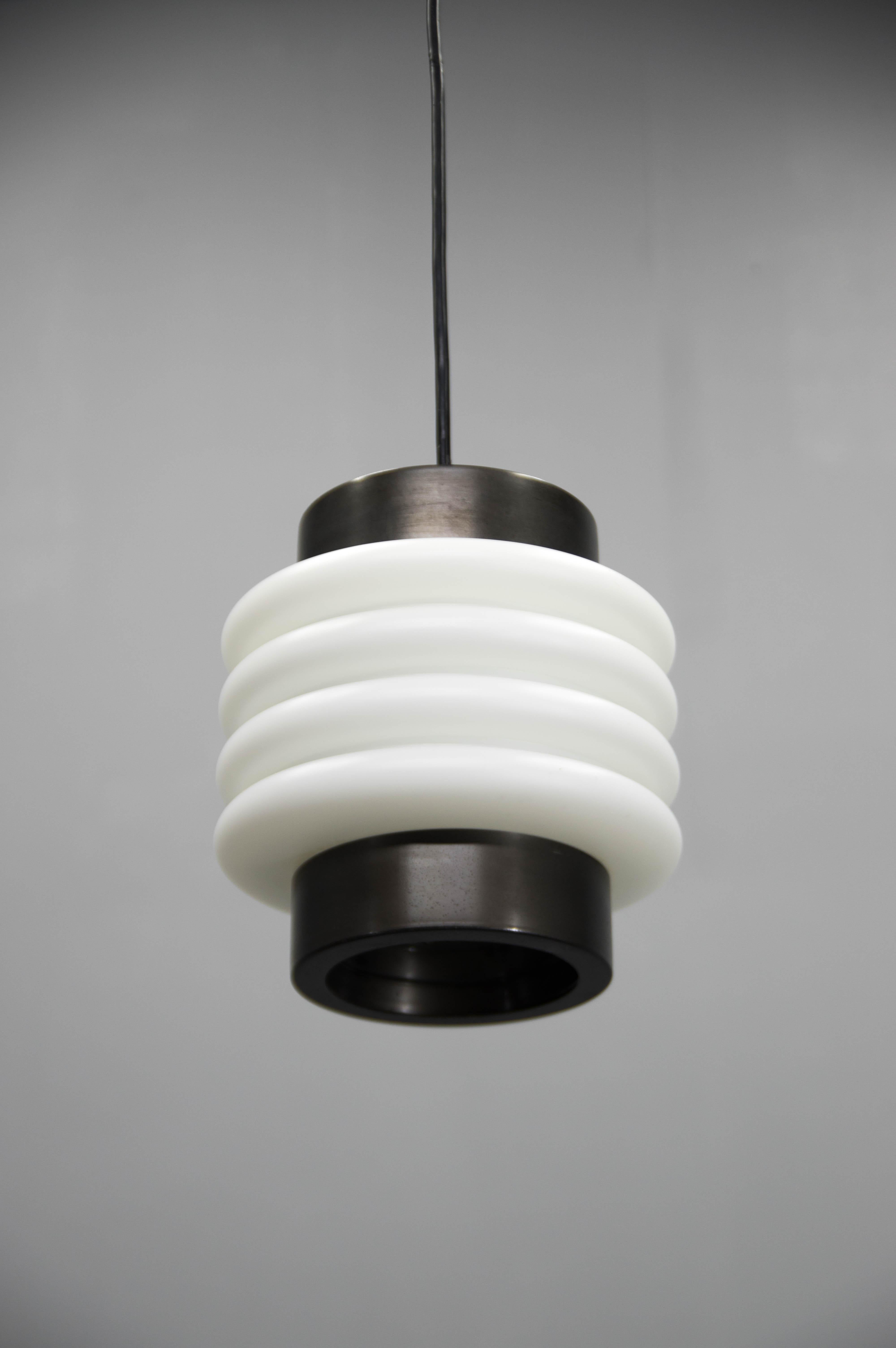 Paralume in vetro lattiginoso su supporto in metallo nero.
Condizioni originali molto buone, pulite
1x60W, E25-E27
Compatibile con il cablaggio USA