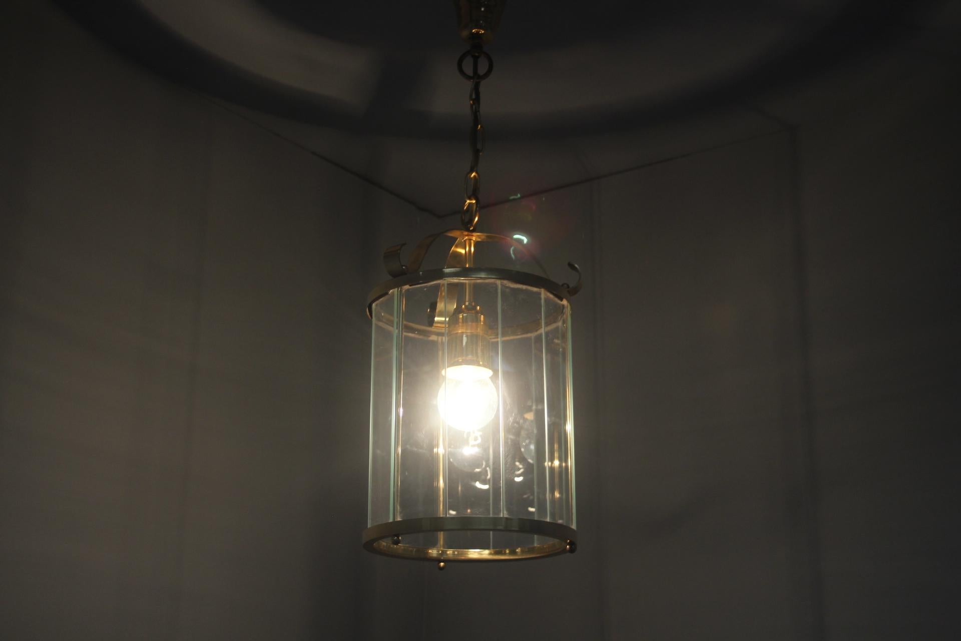 Pendentif design en plaques de verre, métal et laiton sur une chaîne décorative.
1x ampoule E27 ou E26
Compatible avec le câblage américain
Etat original