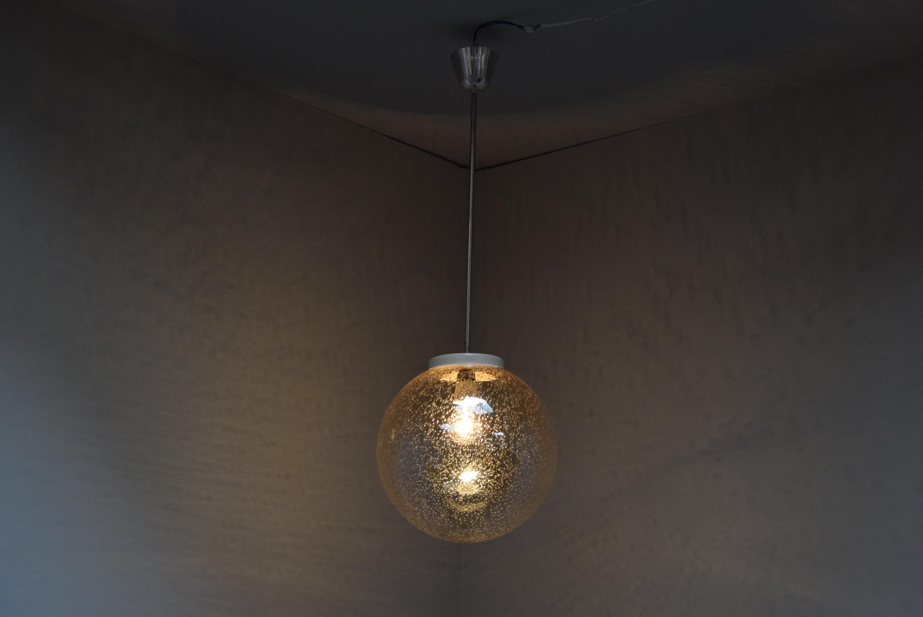 Eine stilvolle Hängeleuchte aus der Mitte des Jahrhunderts, hergestellt in den 1970er Jahren in der Tschechoslowakei
Aus Blasen-Rauchglas, Chrom und Metall.
Neue Verkabelung, gereinigt.
Voll funktionsfähig, im Originalzustand, geringe