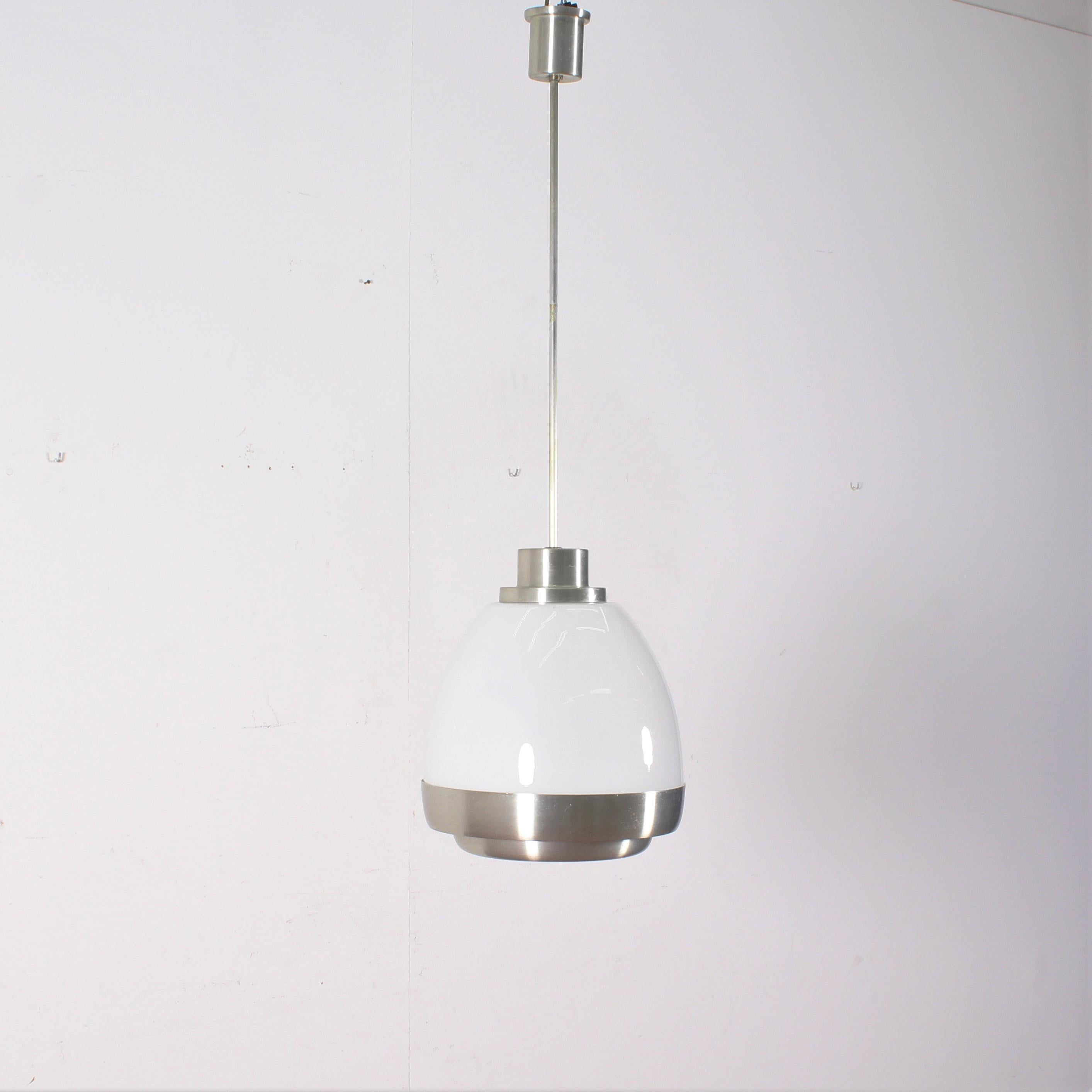 Beautiful suspension lamp in white opal glass was designed by Pia Guidetti Crippa and produced by Lumi in the 1970s. It has a satin aluminum structure with an underlying glass diffuser.
Wear consistent with age and use.