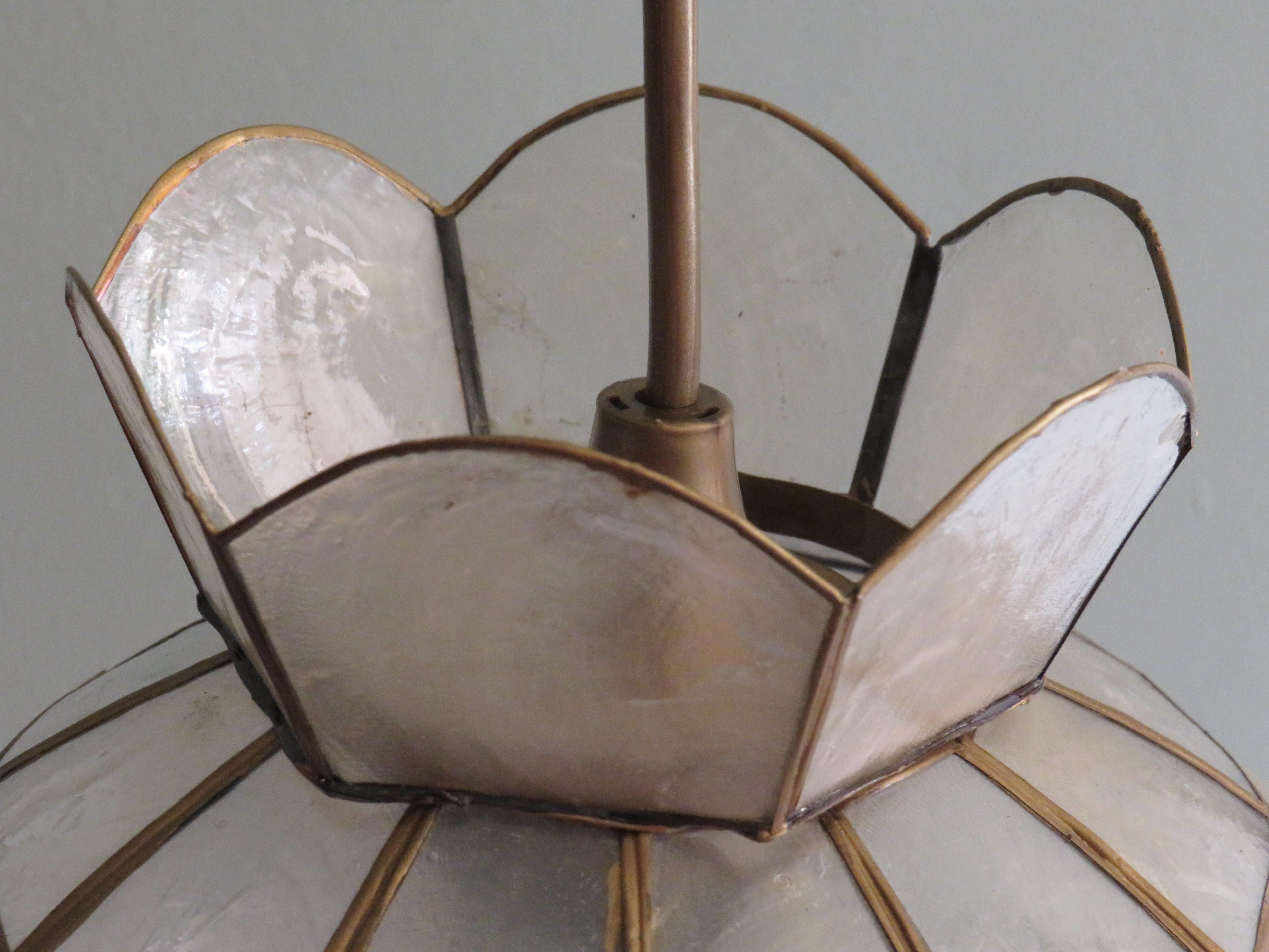 Mid Century Pendant in Brass and Mother of Pearl, Seashell or Capiz 'Cadiz' In Good Condition For Sale In Herentals, BE