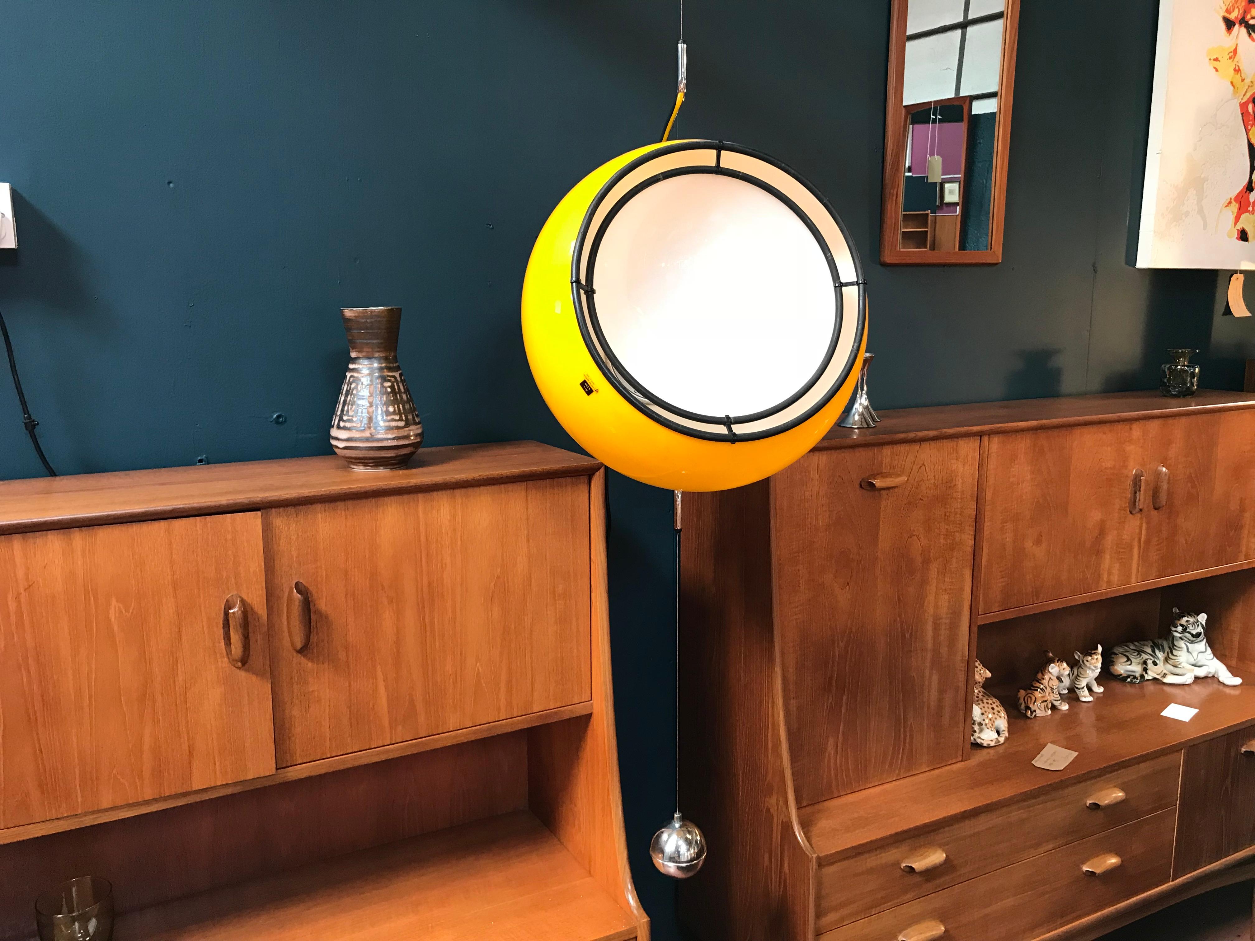 Midcentury Pendant Lamp by Harvey Guzzini, Yellow and White In Good Condition For Sale In Glasgow, GB