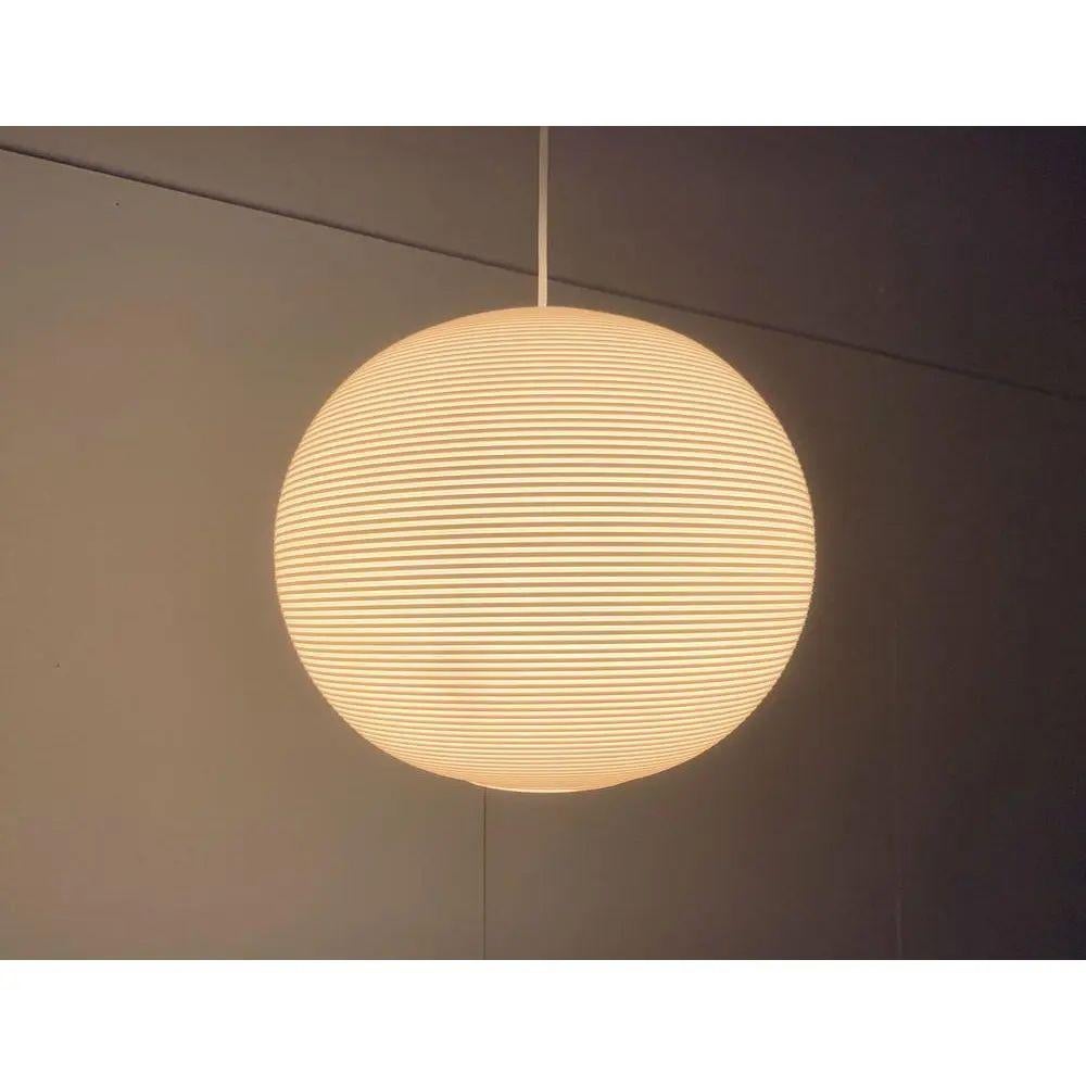 Péndulo simple Rotaflex según un boceto de Yasha Heifetz de los años 60.

Lámpara colgante minimalista de plástico. El cuerpo simétrico de la luminaria consiste en un plástico translúcido (rotoflex) y está provisto circunferencialmente de una