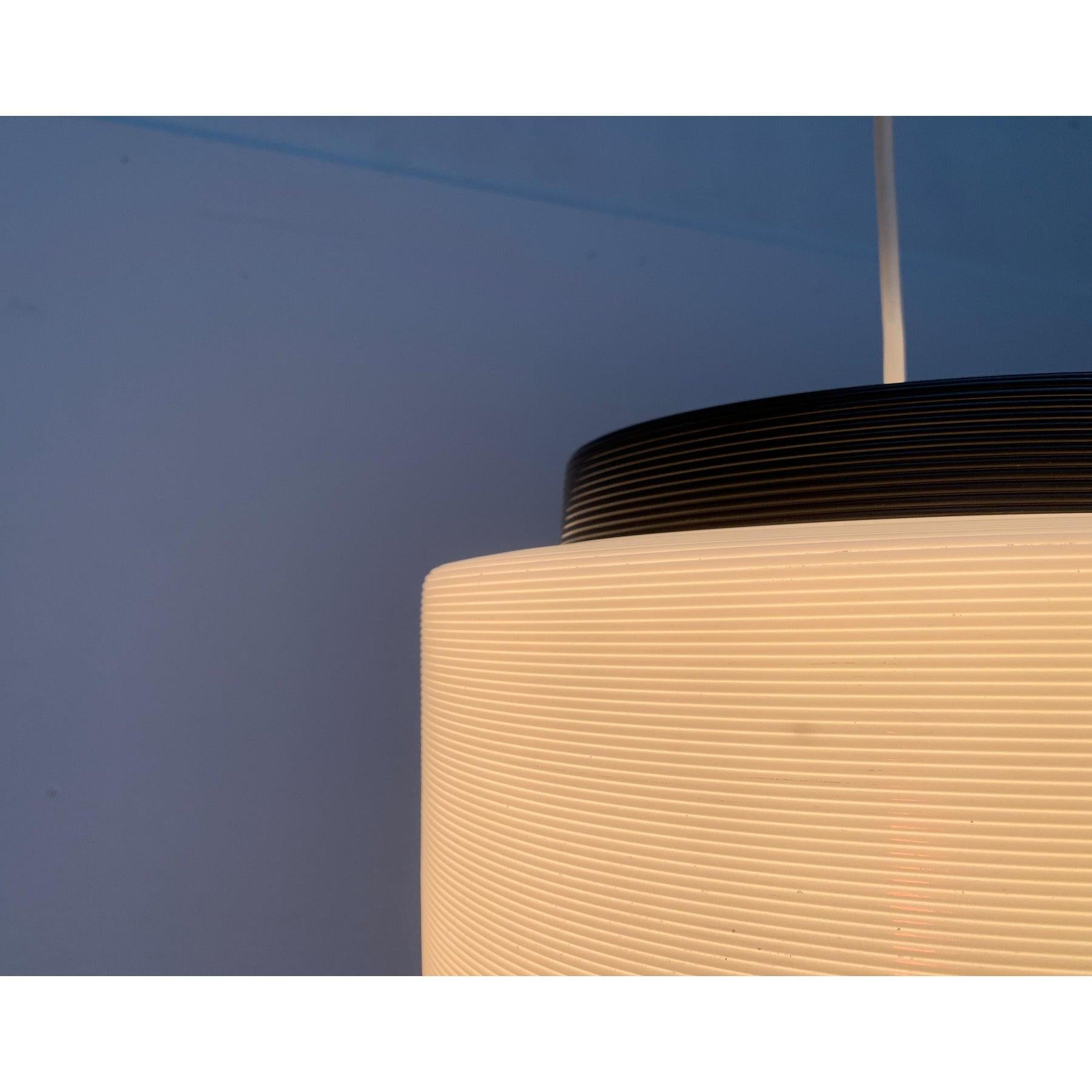 Péndulo simple Rotaflex según un boceto de Yasha Heifetz de los años 60.

Lámpara colgante minimalista de plástico. El cuerpo simétrico de la luminaria consiste en un plástico translúcido (rotoflex) y está provisto circunferencialmente de una