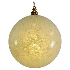 Mitte des Jahrhunderts PENDANT LAMP Doria-Leuchte aus weißem Glas mit Blasenglas und Messing 1970er