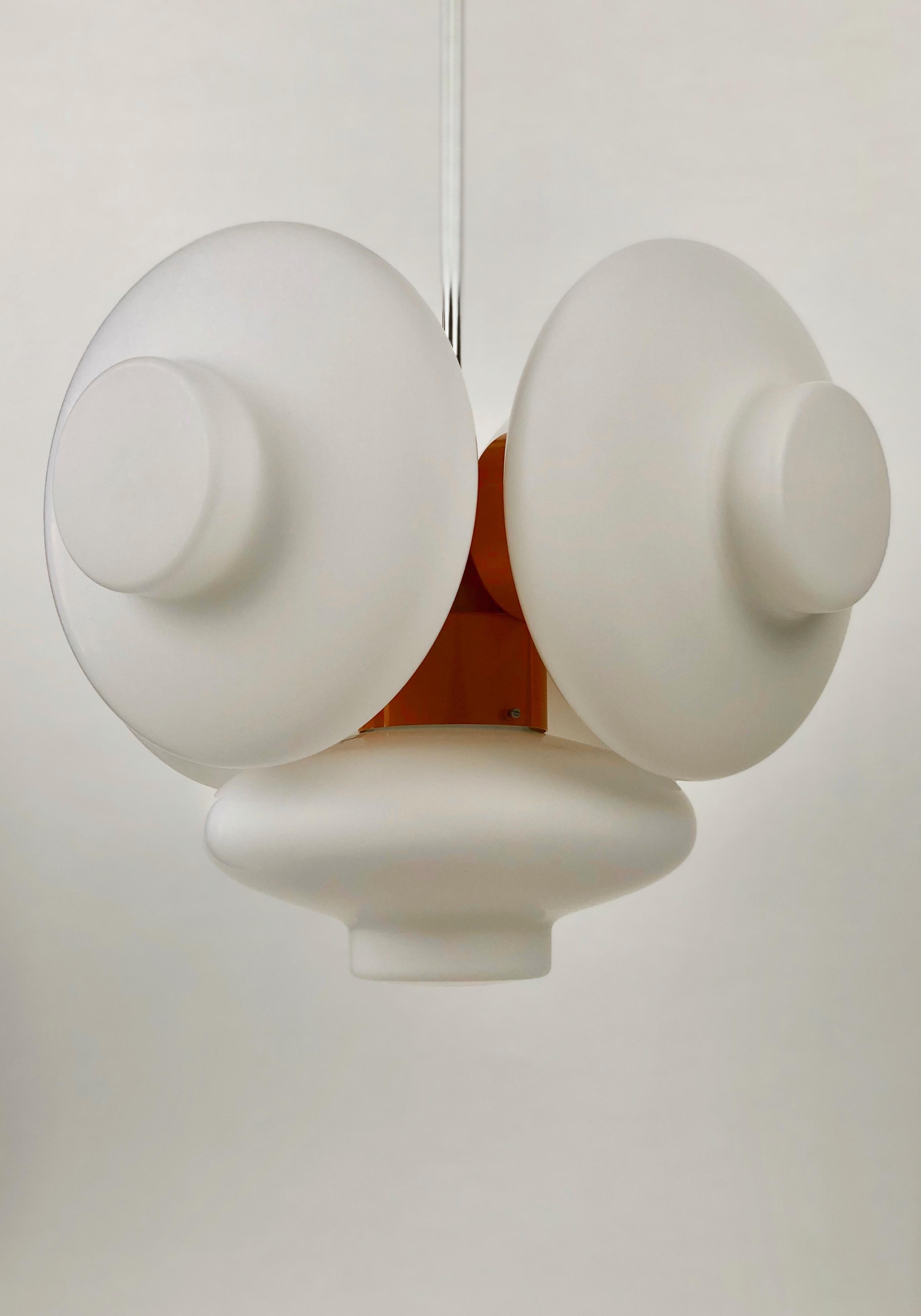 Verre opalin Lampe à suspension du milieu du siècle dernier de Napako, République tchèque en vente