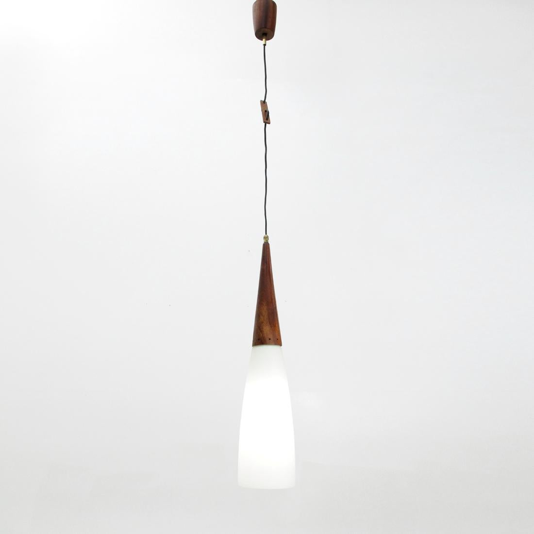 Swedish manufacturing chandelier produced in the 1960s.
Teak and opal glass diffuser.
Rosette and wire regulator, in teak.
Structure in good condition, small grain on the wood.

Dimensions: Diameter 13 cm, total height 133 cm, diffuser height