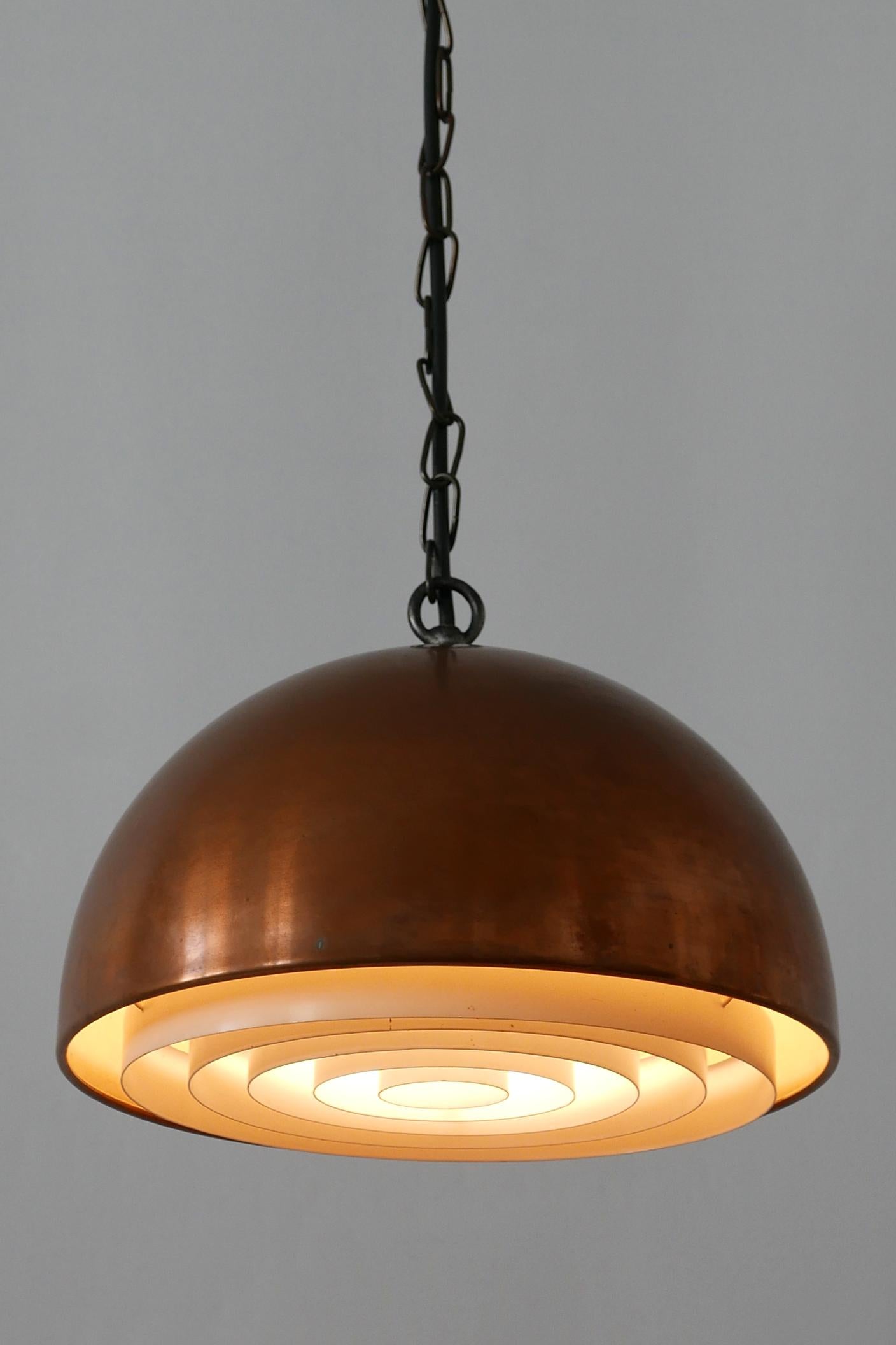 Beautiful Mid-Century Modern copper pendant lamp or hanging light 'Louisiana'. Designed by Vilhelm Wohlert and Jørgen Bo for Louis Poulsen, 1960s, Denmark.

Executed in copper and metal, the lamp needs 1 x E27 / E26 Edison screw fit bulb, is wired.