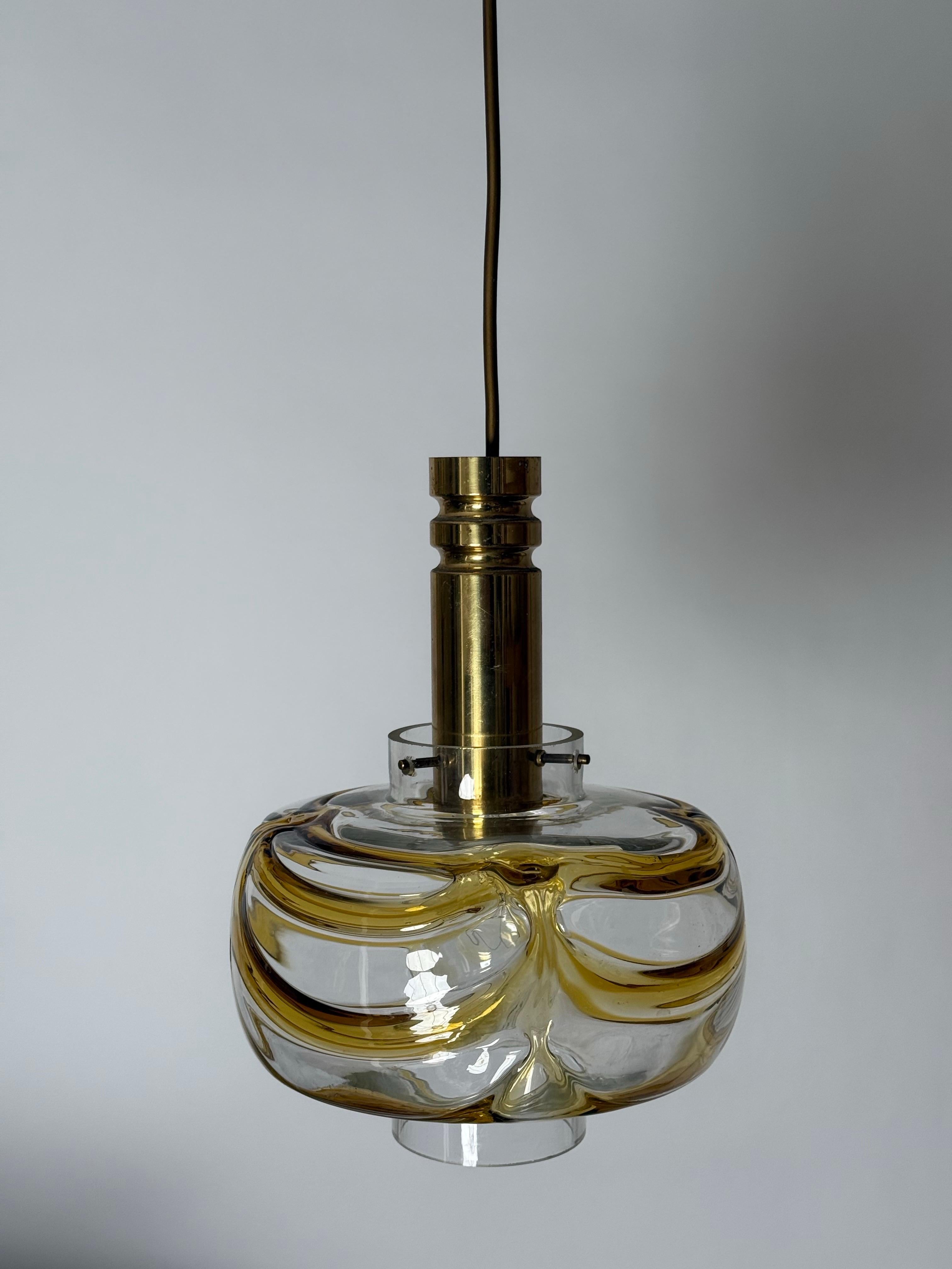 Let yourself be enchanted by this timeless, classic hanging lamp, made from mouth-blown Murano glass. The master-crafted glass is made from clear glass, with golden-yellow glass decorations in a wavy line applied to the glass using a hot process.