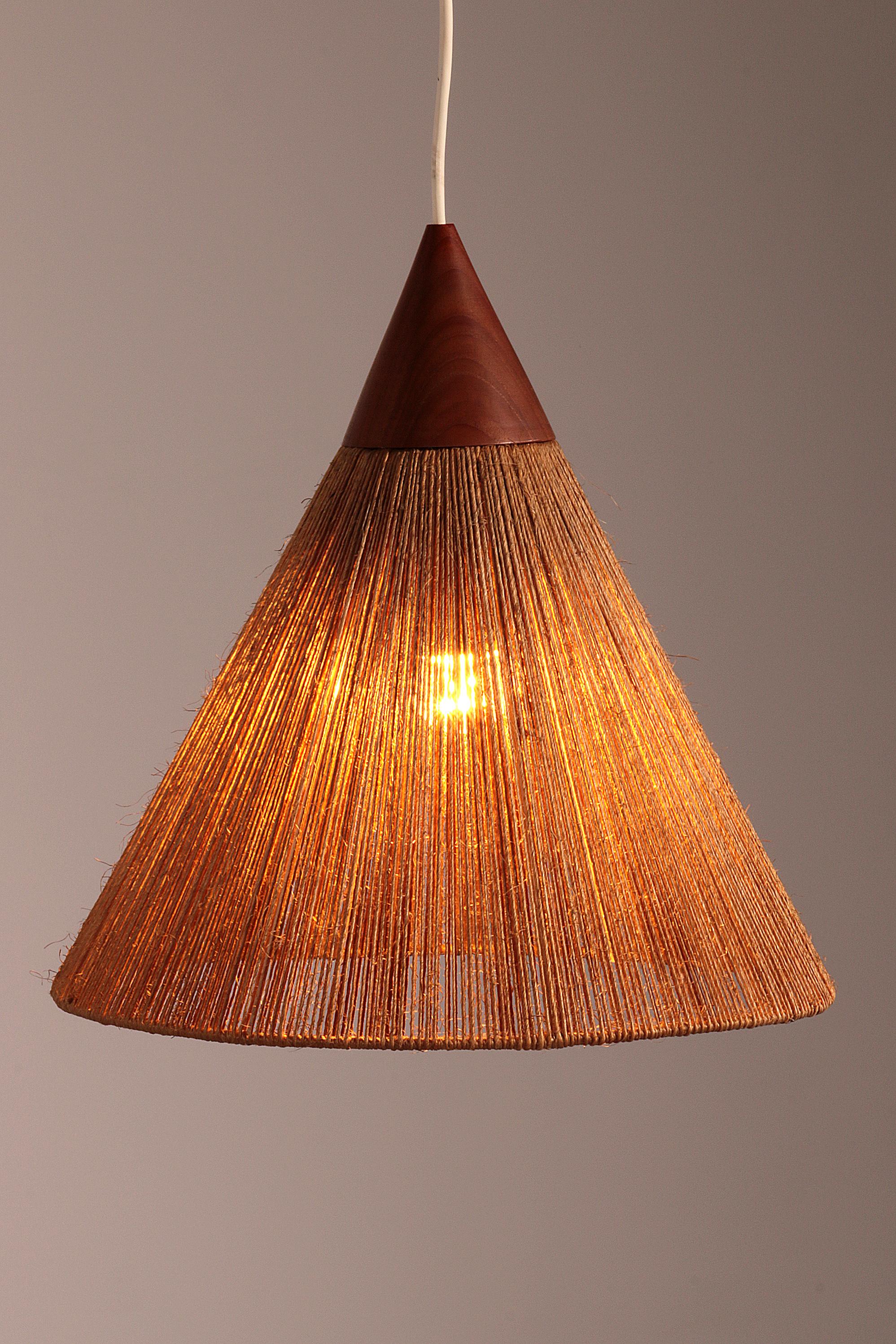 

This atmospheric mid-century pendant lamp by the German-Swiss brand Temde-Leuchten is a standout piece from the 1960s. Crafted with sisal rope—a signature Temde material—and accented with teak wood, it offers both natural texture and timeless