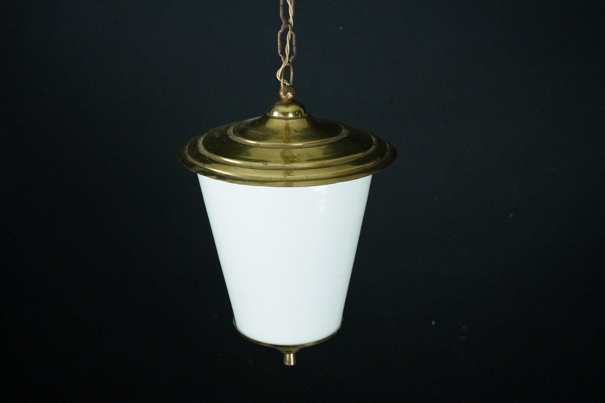 Farol colgante de mediados de siglo en latón y cristal lattimo de Murano, Italia, años 50. en venta 3