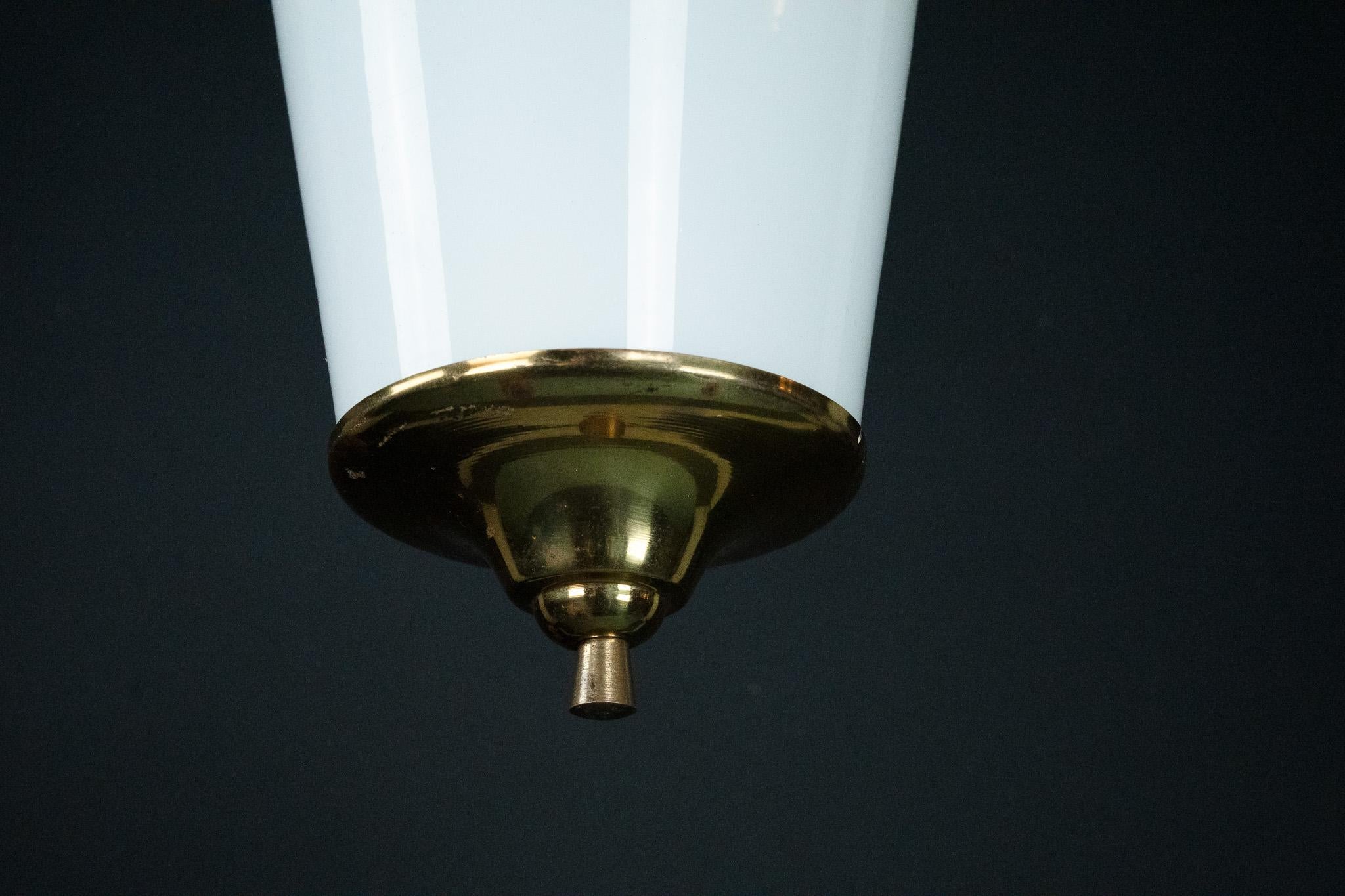Farol colgante de mediados de siglo en latón y cristal lattimo de Murano, Italia, años 50. en venta 4