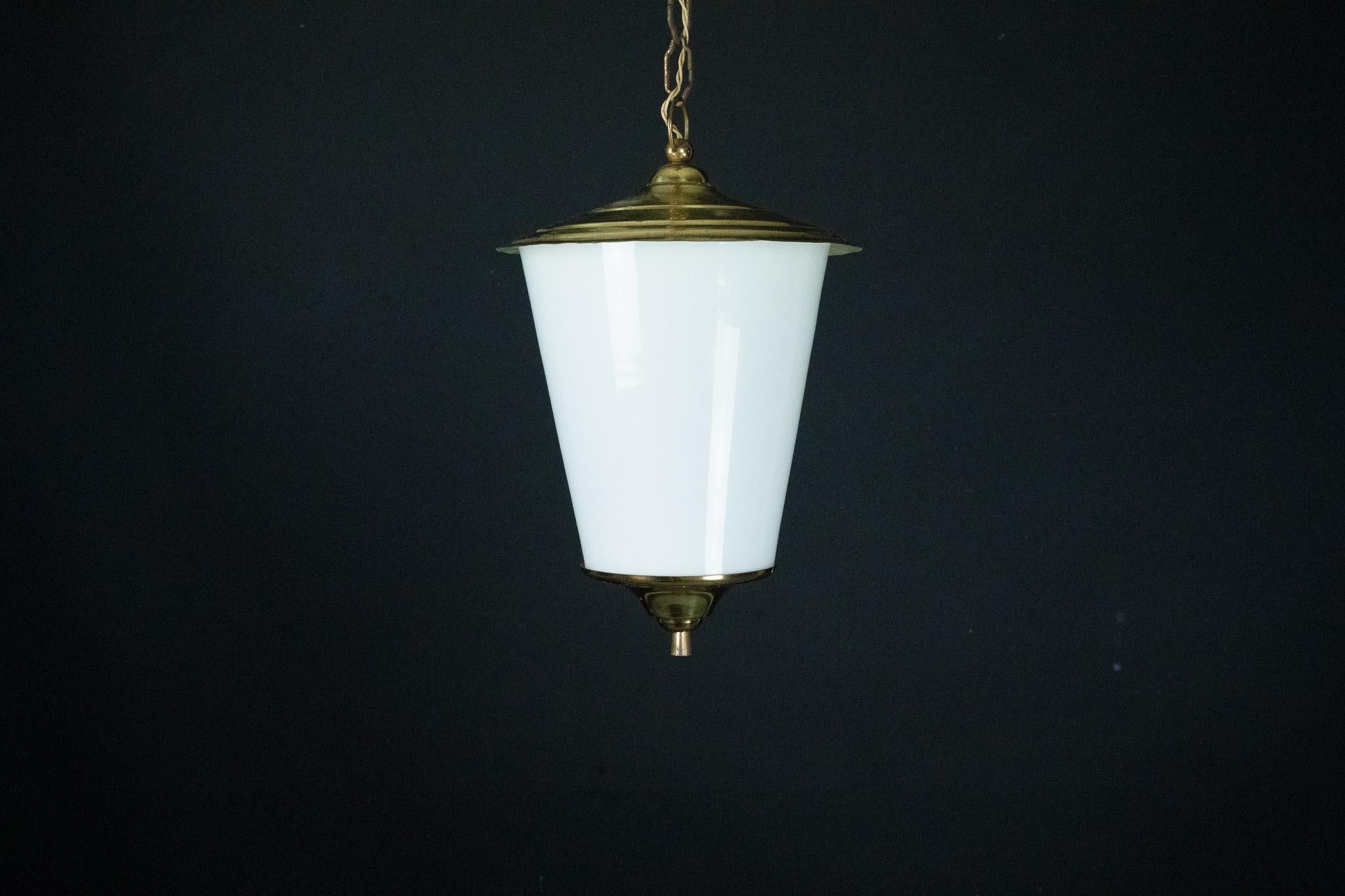 Farol colgante de mediados de siglo en latón y cristal lattimo de Murano, Italia, años 50. en venta 5
