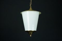 Farol colgante de mediados de siglo en latón y cristal lattimo de Murano, Italia, años 50.