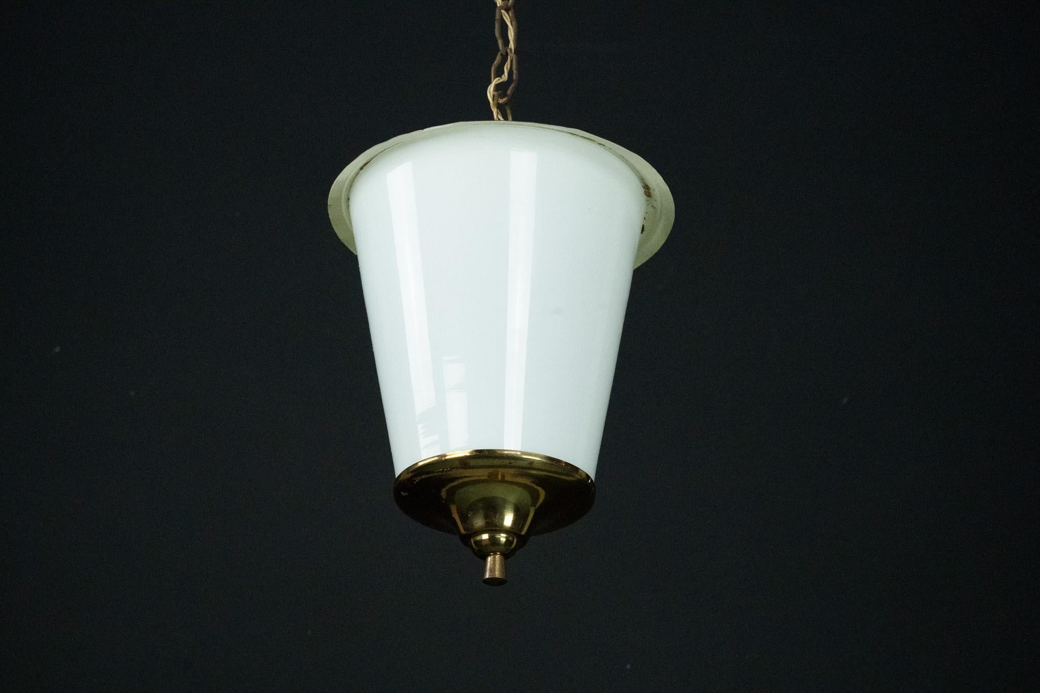 Farol colgante de mediados de siglo en latón y cristal lattimo de Murano, Italia, años 50. Moderno de mediados de siglo en venta