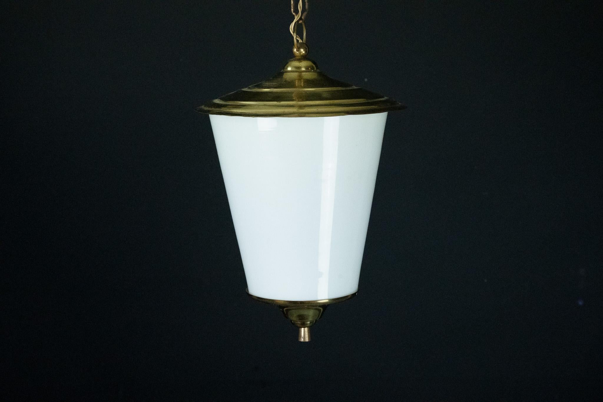 Farol colgante de mediados de siglo en latón y cristal lattimo de Murano, Italia, años 50. Italiano en venta