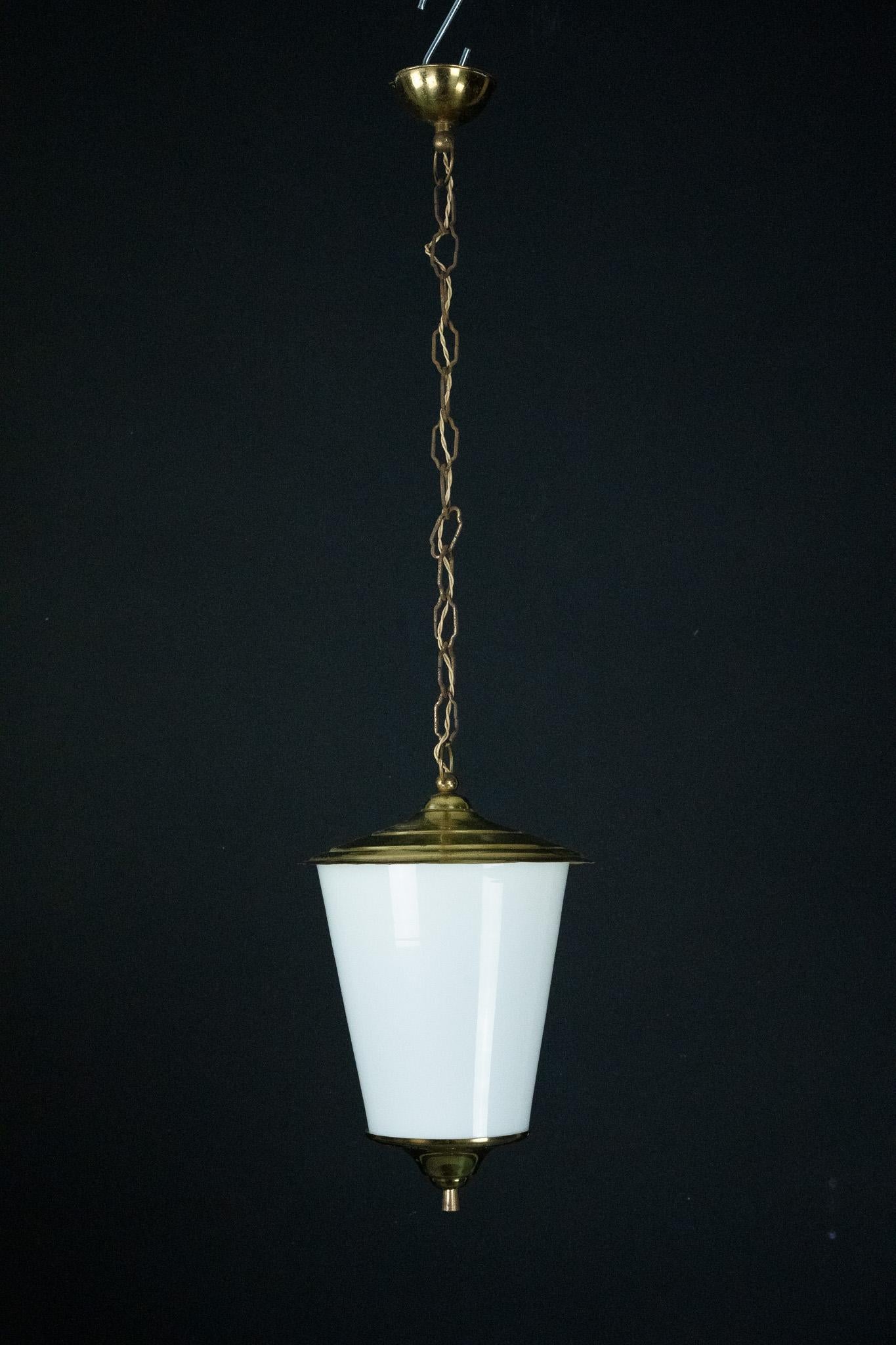 Farol colgante de mediados de siglo en latón y cristal lattimo de Murano, Italia, años 50. en Bueno estado para la venta en Catania, CT