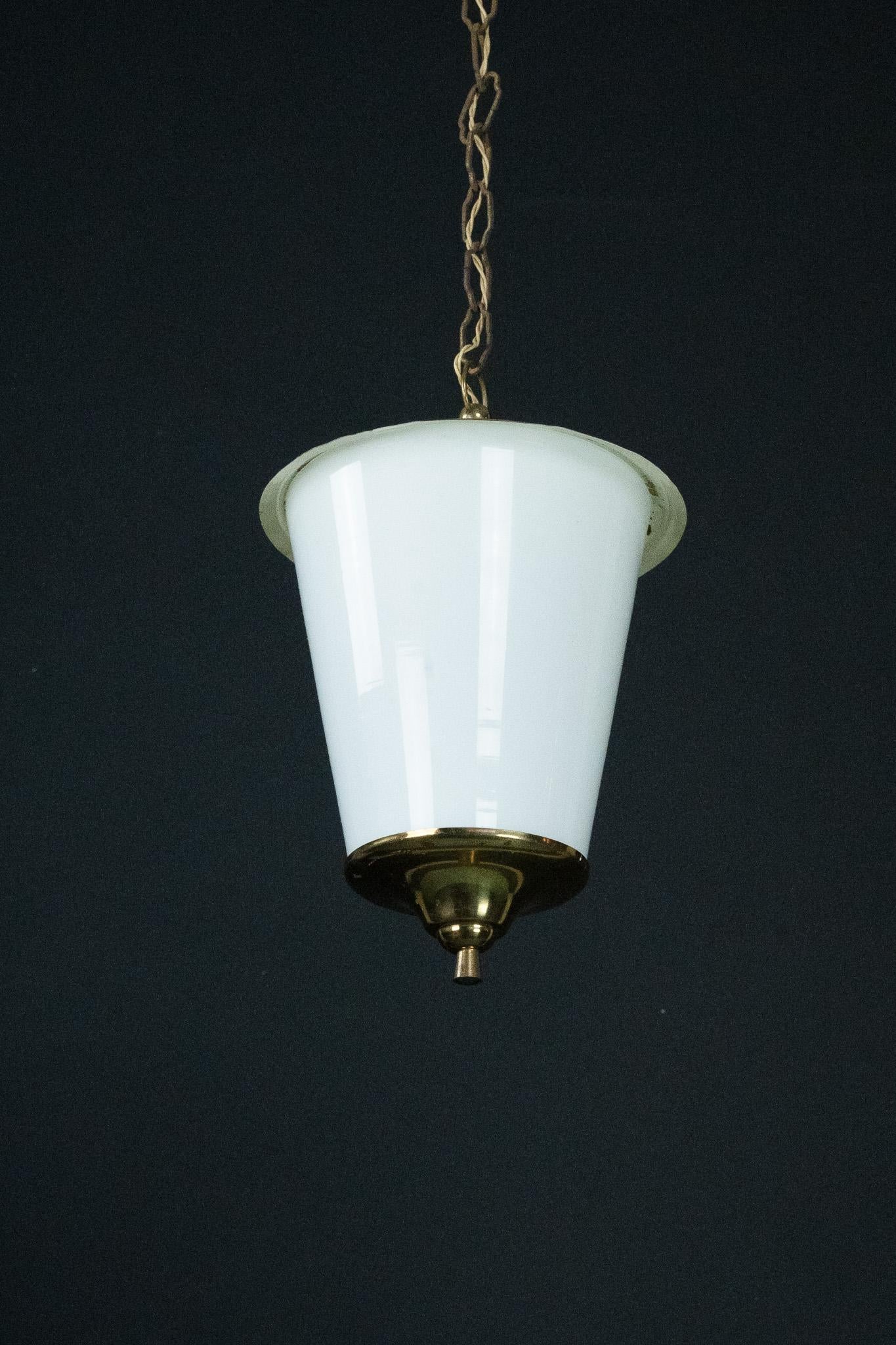 Farol colgante de mediados de siglo en latón y cristal lattimo de Murano, Italia, años 50. siglo XX en venta