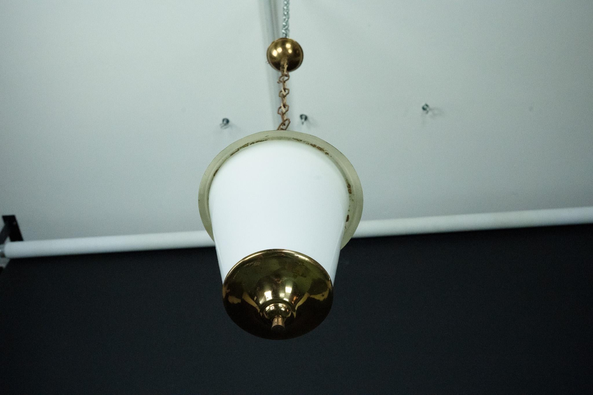 Farol colgante de mediados de siglo en latón y cristal lattimo de Murano, Italia, años 50. Latón en venta