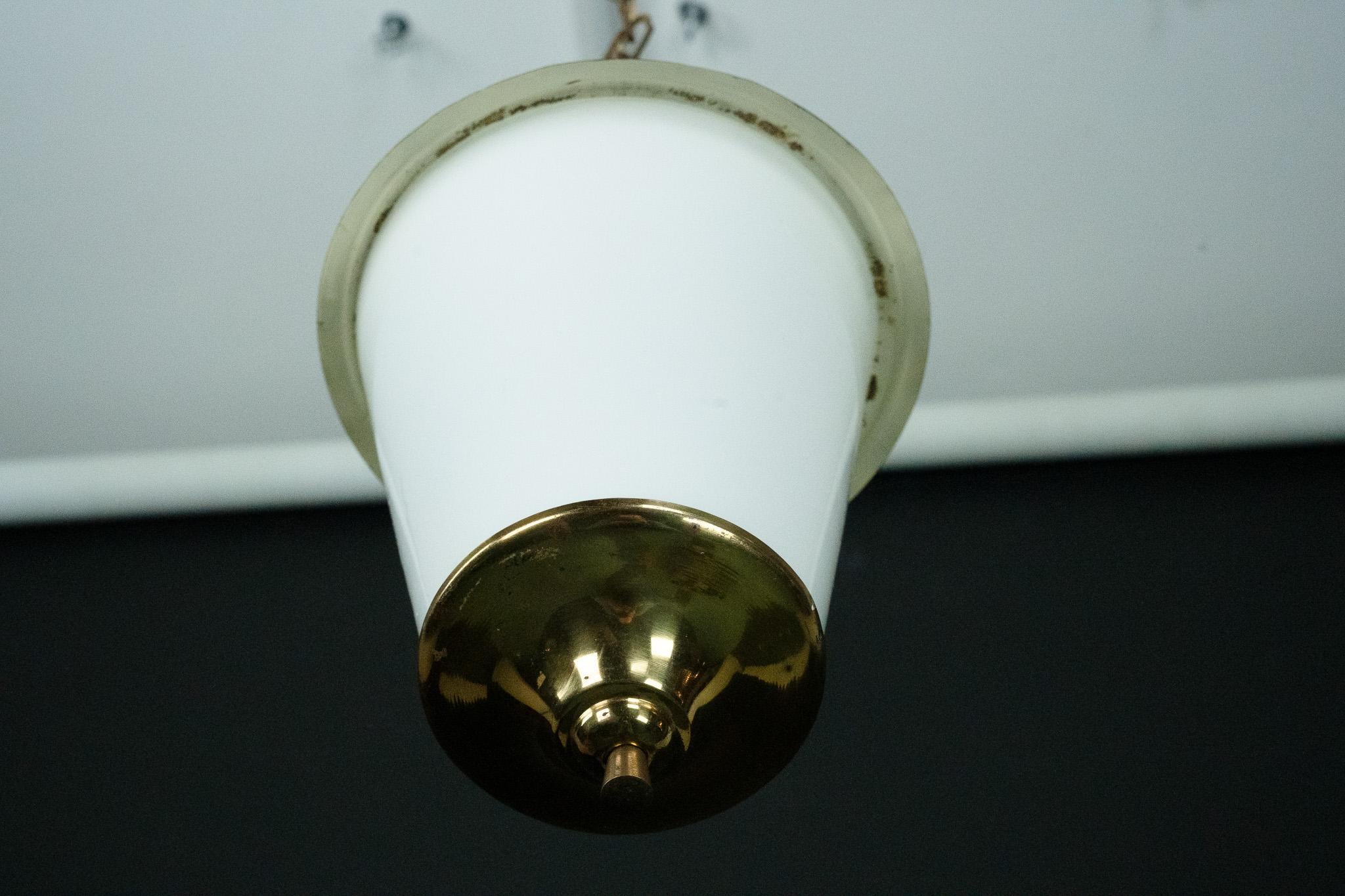Farol colgante de mediados de siglo en latón y cristal lattimo de Murano, Italia, años 50. en venta 1