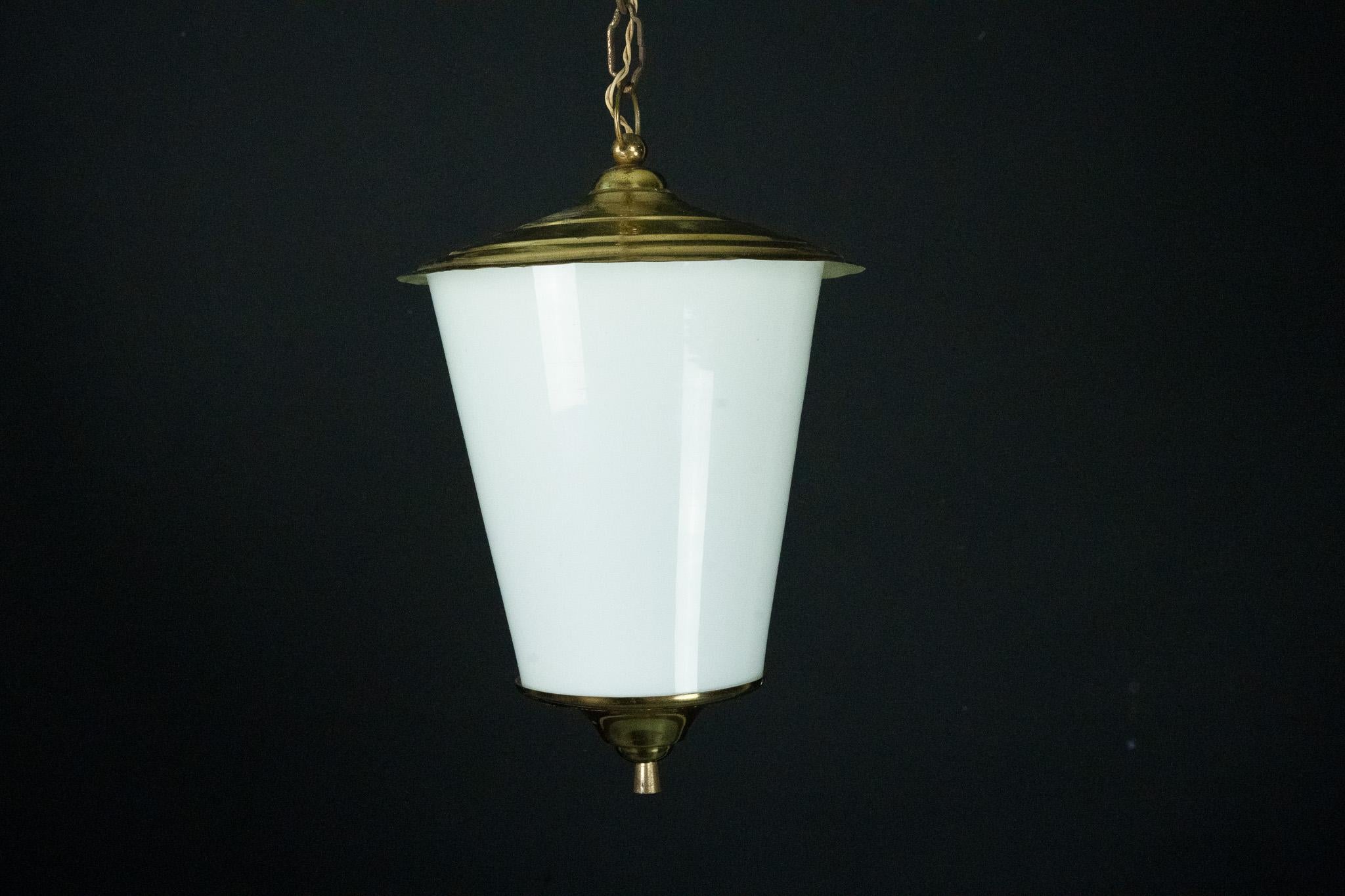 Farol colgante de mediados de siglo en latón y cristal lattimo de Murano, Italia, años 50. en venta 2