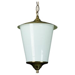 Farol colgante de mediados de siglo en latón y cristal lattimo de Murano, Italia, años 50.