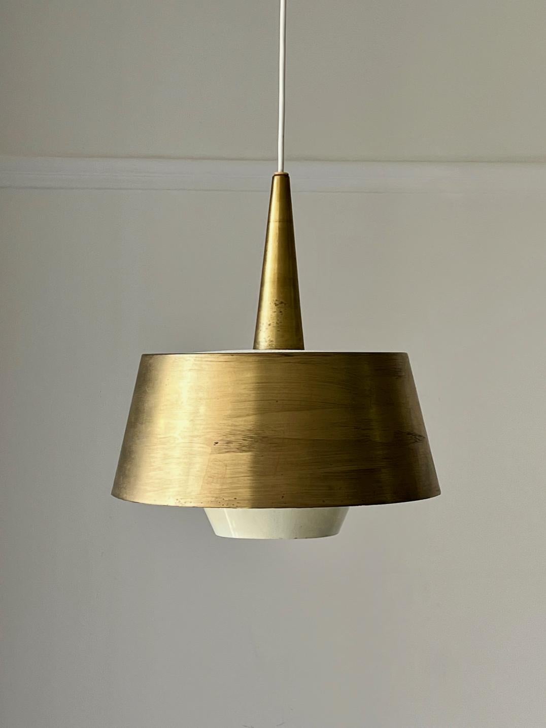 Mid-20th century pendant light made by G Holmans of Helsinki, Finland.

Simple elegant pendant light in brass and lacquered metal. The outer shade - white on the inside - simply rests on the white inner frame. Stamped with the G Holman mark inside